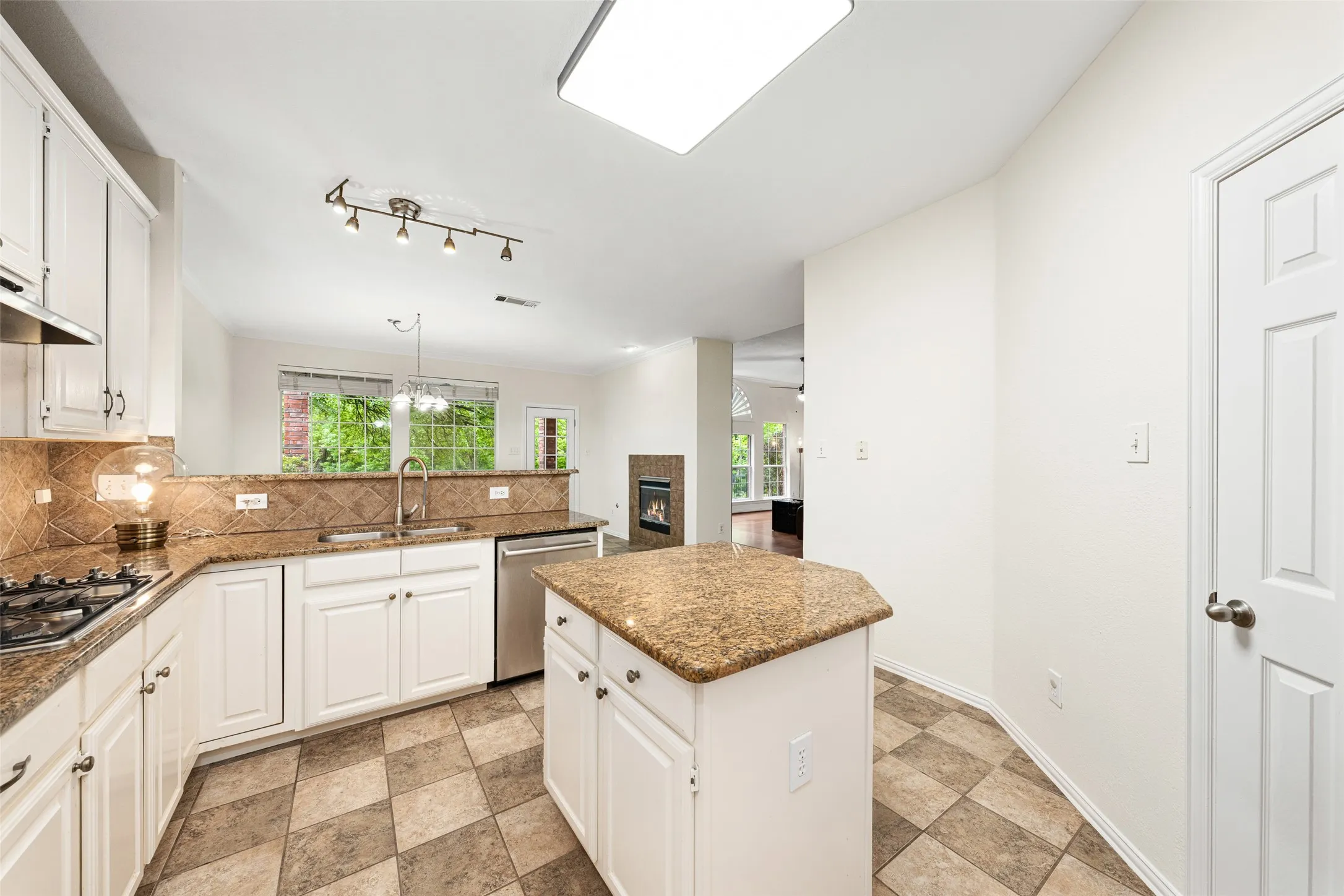 Single Family Residence For Sale in Dallas County , 981 Parker Drive, Coppell, Texas 75019, 3 Bedroom, 3 Bathroom, 2 Garage spaces, 2,624 Sqft, built in 1993, mls#21368622, Real Estate Agent in Coppell, Homes For Sale in Dallas county, Homes For Sale in Coppell, Realtor in Coppell Texas, Real Estate Brokerage Independent Realty Texas, Luminita Cordes Realtor
