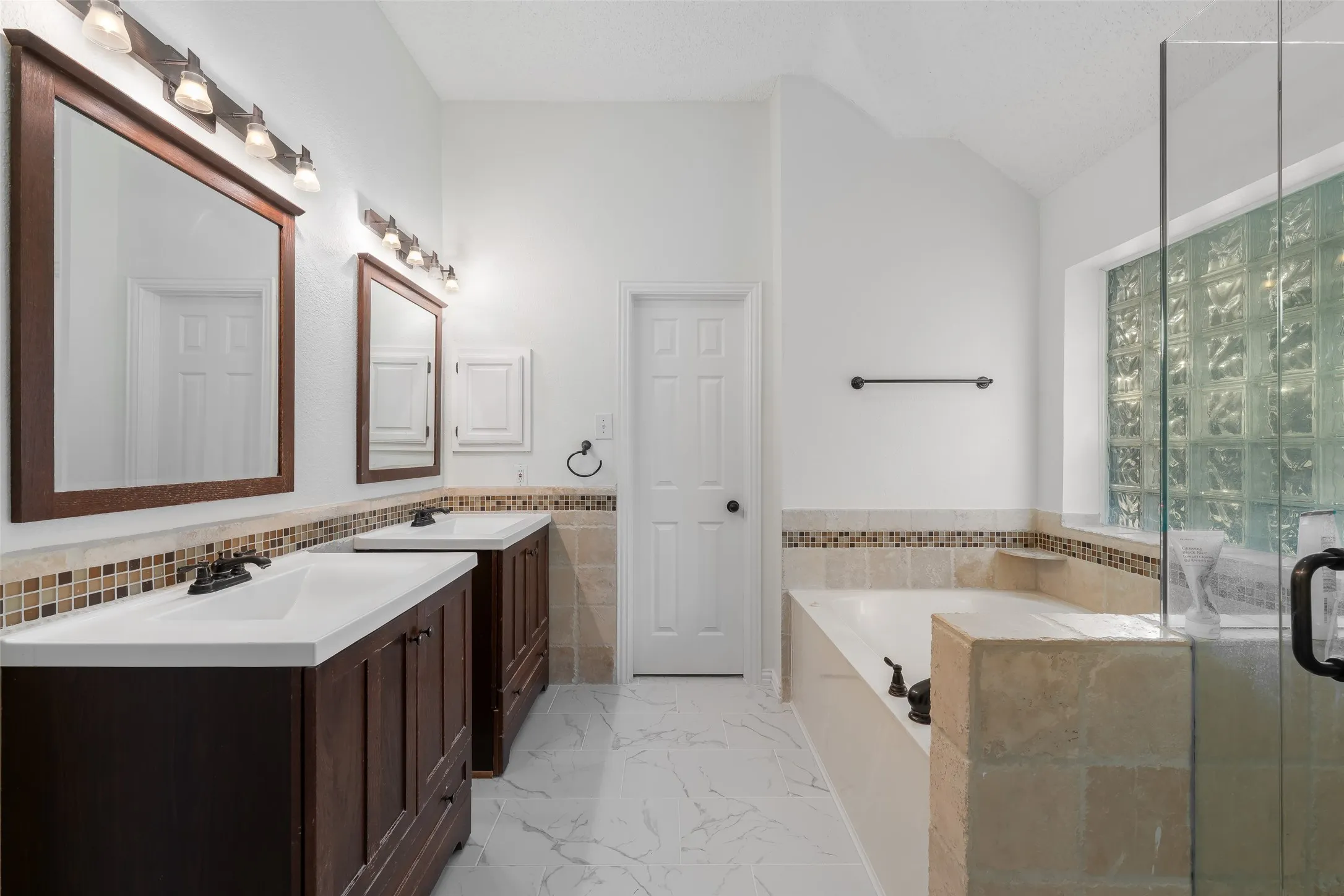 Single Family Residence For Sale in Dallas County , 981 Parker Drive, Coppell, Texas 75019, 3 Bedroom, 3 Bathroom, 2 Garage spaces, 2,624 Sqft, built in 1993, mls#21368622, Real Estate Agent in Coppell, Homes For Sale in Dallas county, Homes For Sale in Coppell, Realtor in Coppell Texas, Real Estate Brokerage Independent Realty Texas, Luminita Cordes Realtor