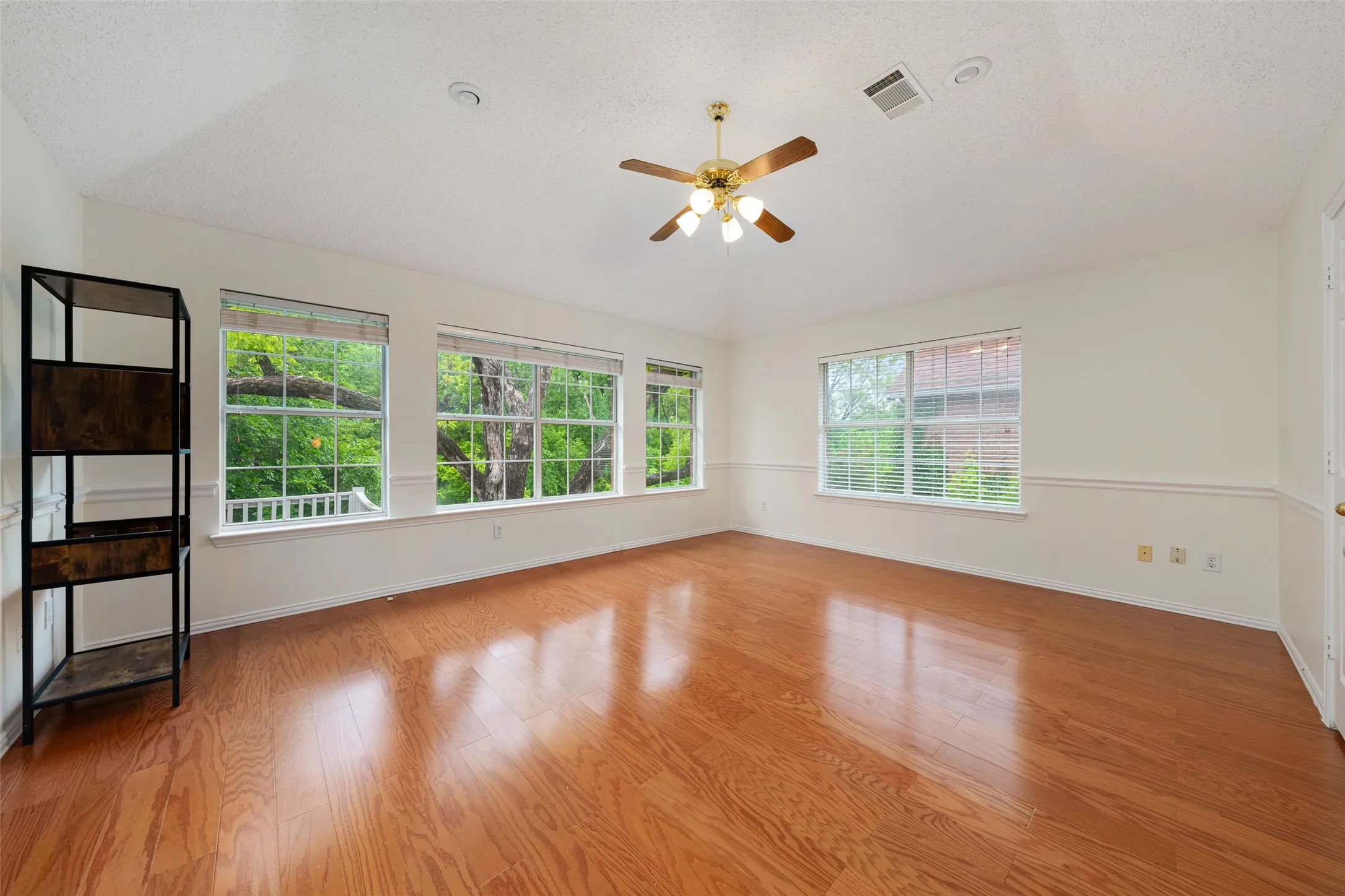 Single Family Residence For Sale in Dallas County , 981 Parker Drive, Coppell, Texas 75019, 3 Bedroom, 3 Bathroom, 2 Garage spaces, 2,624 Sqft, built in 1993, mls#21368622, Real Estate Agent in Coppell, Homes For Sale in Dallas county, Homes For Sale in Coppell, Realtor in Coppell Texas, Real Estate Brokerage Independent Realty Texas, Luminita Cordes Realtor
