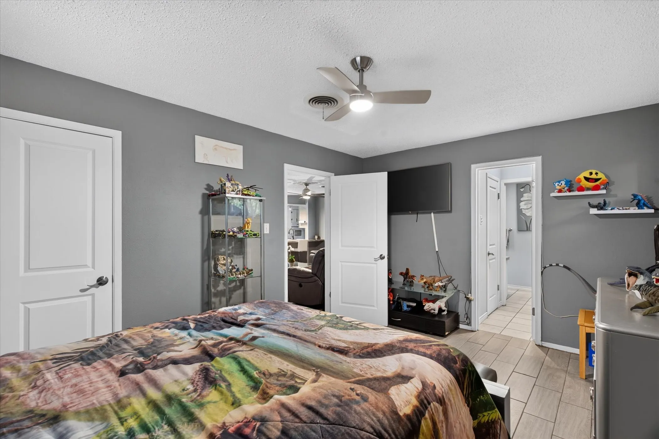 Single Family Residence For Sale in Tarrant County , 1317 W Redbud Drive, Hurst, Texas 76053, 3 Bedroom, 2 Bathroom, 2 Garage spaces, 1,686 Sqft, built in 1966, mls#21336878, Real Estate Agent in Hurst, Homes For Sale in Tarrant county, Homes For Sale in Hurst, Realtor in Hurst Texas, Real Estate Brokerage Independent Realty Texas, Luminita Cordes Realtor