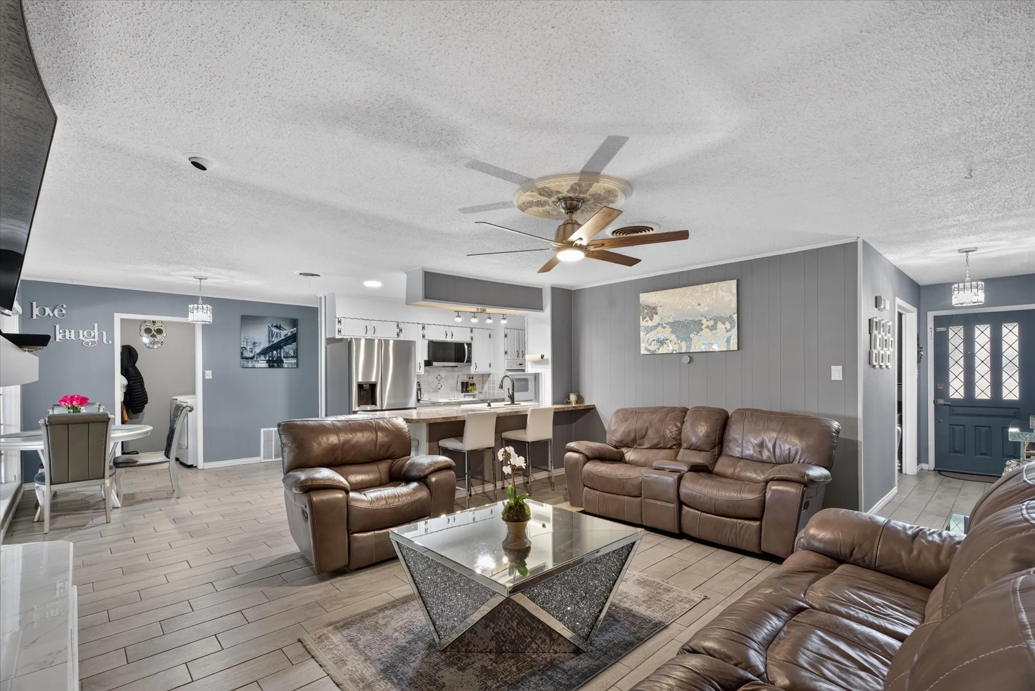 Single Family Residence For Sale in Tarrant County , 1317 W Redbud Drive, Hurst, Texas 76053, 3 Bedroom, 2 Bathroom, 2 Garage spaces, 1,686 Sqft, built in 1966, mls#21336878, Real Estate Agent in Hurst, Homes For Sale in Tarrant county, Homes For Sale in Hurst, Realtor in Hurst Texas, Real Estate Brokerage Independent Realty Texas, Luminita Cordes Realtor