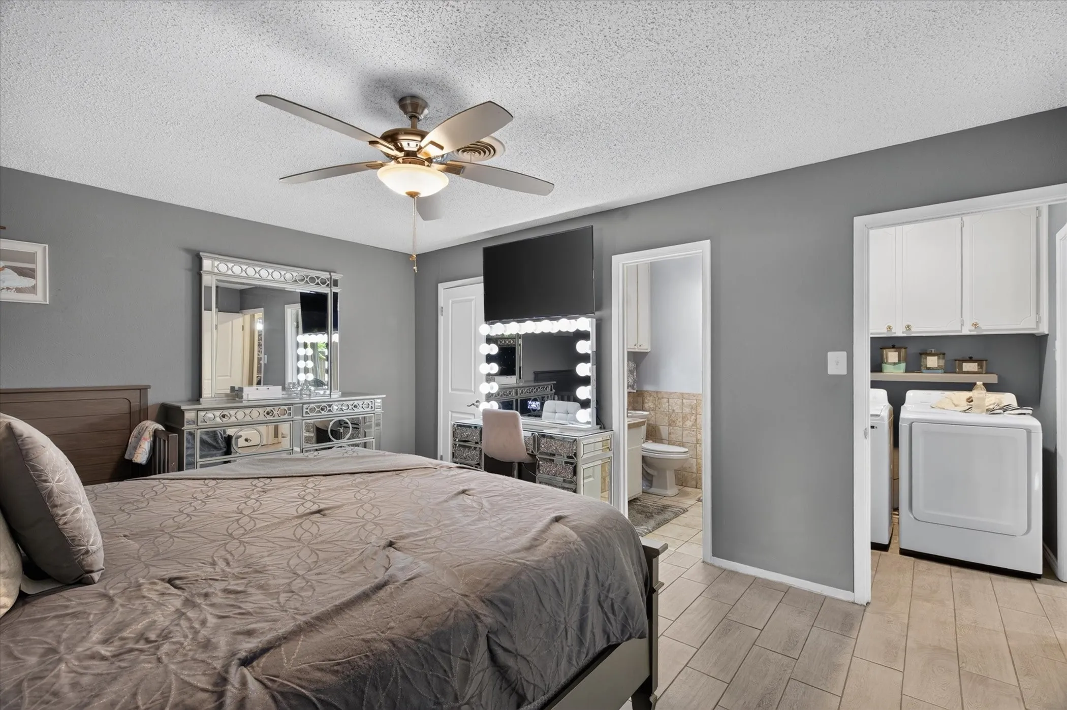 Single Family Residence For Sale in Tarrant County , 1317 W Redbud Drive, Hurst, Texas 76053, 3 Bedroom, 2 Bathroom, 2 Garage spaces, 1,686 Sqft, built in 1966, mls#21336878, Real Estate Agent in Hurst, Homes For Sale in Tarrant county, Homes For Sale in Hurst, Realtor in Hurst Texas, Real Estate Brokerage Independent Realty Texas, Luminita Cordes Realtor