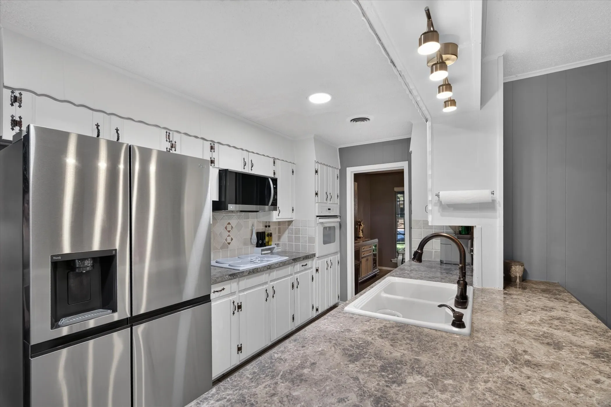 Single Family Residence For Sale in Tarrant County , 1317 W Redbud Drive, Hurst, Texas 76053, 3 Bedroom, 2 Bathroom, 2 Garage spaces, 1,686 Sqft, built in 1966, mls#21336878, Real Estate Agent in Hurst, Homes For Sale in Tarrant county, Homes For Sale in Hurst, Realtor in Hurst Texas, Real Estate Brokerage Independent Realty Texas, Luminita Cordes Realtor