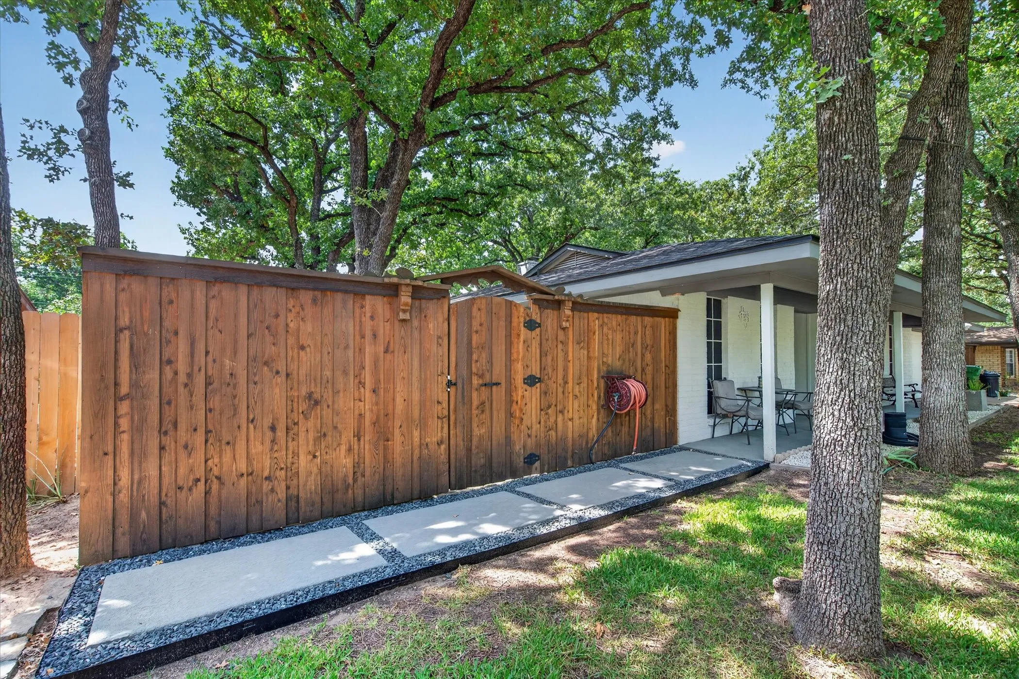 Single Family Residence For Sale in Tarrant County , 1317 W Redbud Drive, Hurst, Texas 76053, 3 Bedroom, 2 Bathroom, 2 Garage spaces, 1,686 Sqft, built in 1966, mls#21336878, Real Estate Agent in Hurst, Homes For Sale in Tarrant county, Homes For Sale in Hurst, Realtor in Hurst Texas, Real Estate Brokerage Independent Realty Texas, Luminita Cordes Realtor