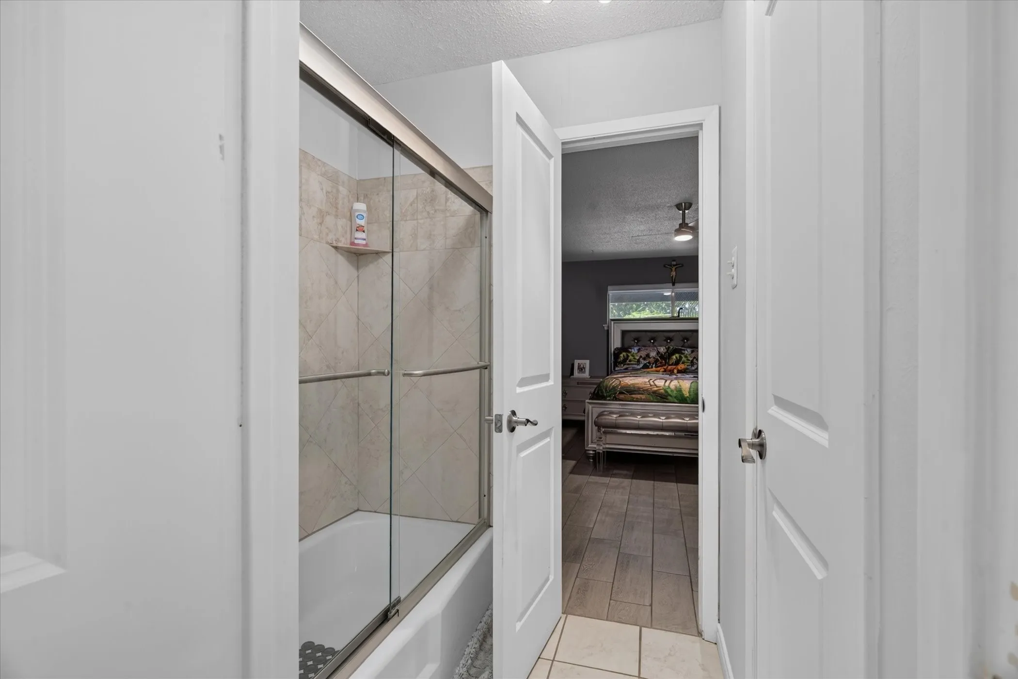 Single Family Residence For Sale in Tarrant County , 1317 W Redbud Drive, Hurst, Texas 76053, 3 Bedroom, 2 Bathroom, 2 Garage spaces, 1,686 Sqft, built in 1966, mls#21336878, Real Estate Agent in Hurst, Homes For Sale in Tarrant county, Homes For Sale in Hurst, Realtor in Hurst Texas, Real Estate Brokerage Independent Realty Texas, Luminita Cordes Realtor