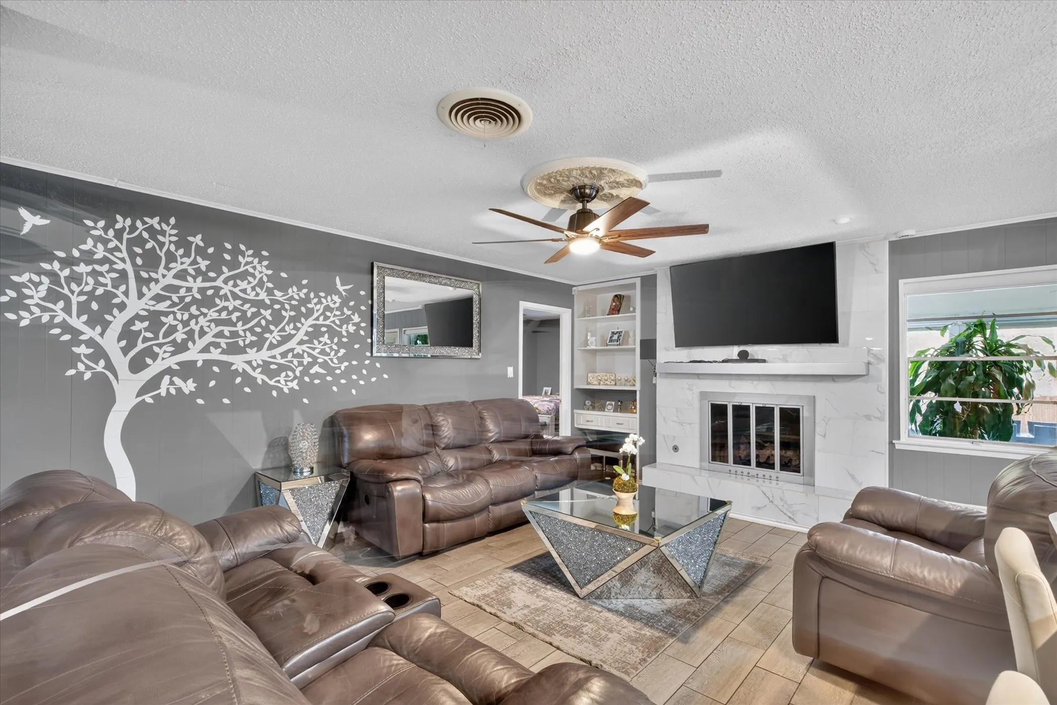 Single Family Residence For Sale in Tarrant County , 1317 W Redbud Drive, Hurst, Texas 76053, 3 Bedroom, 2 Bathroom, 2 Garage spaces, 1,686 Sqft, built in 1966, mls#21336878, Real Estate Agent in Hurst, Homes For Sale in Tarrant county, Homes For Sale in Hurst, Realtor in Hurst Texas, Real Estate Brokerage Independent Realty Texas, Luminita Cordes Realtor