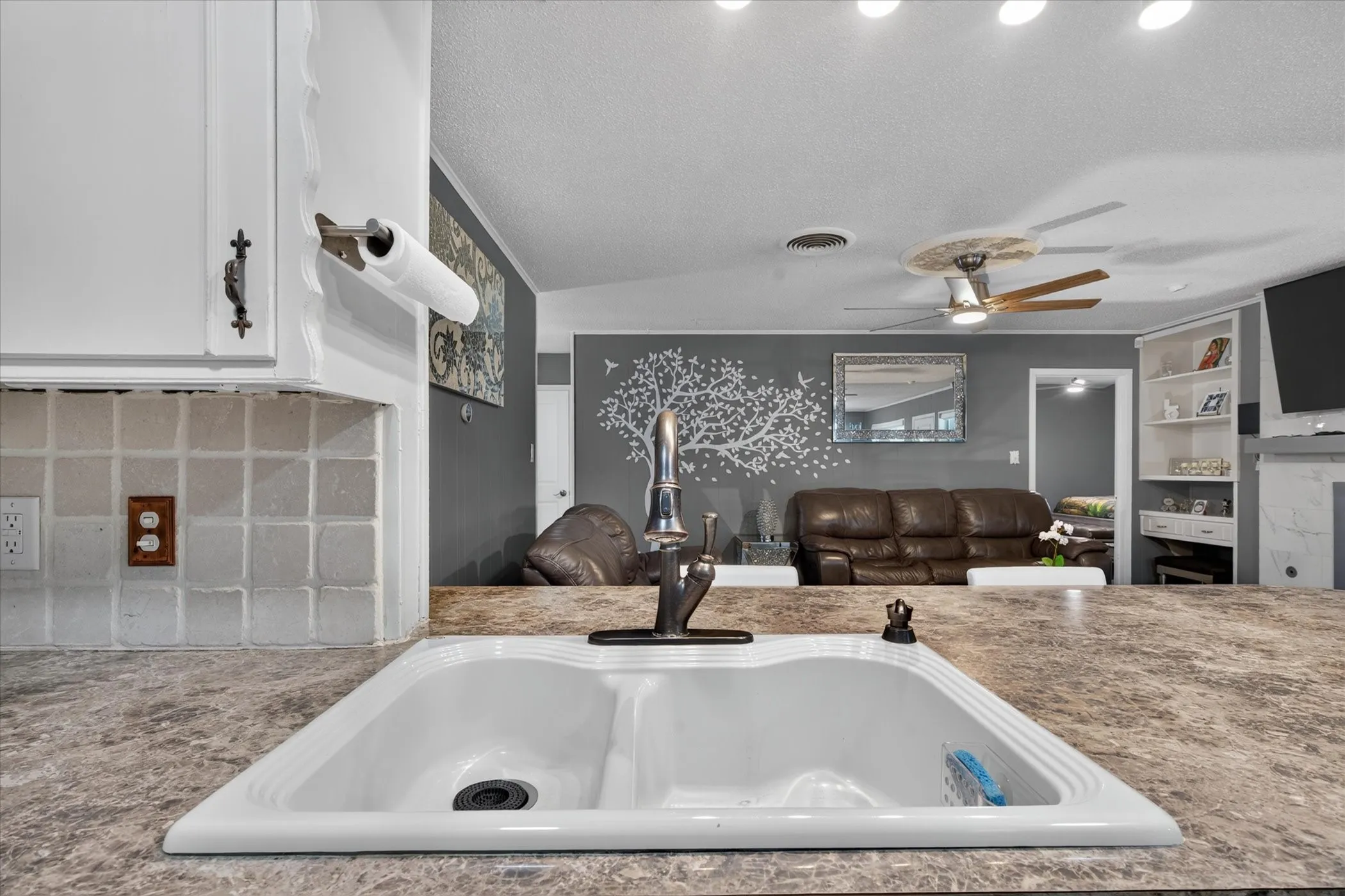 Single Family Residence For Sale in Tarrant County , 1317 W Redbud Drive, Hurst, Texas 76053, 3 Bedroom, 2 Bathroom, 2 Garage spaces, 1,686 Sqft, built in 1966, mls#21336878, Real Estate Agent in Hurst, Homes For Sale in Tarrant county, Homes For Sale in Hurst, Realtor in Hurst Texas, Real Estate Brokerage Independent Realty Texas, Luminita Cordes Realtor