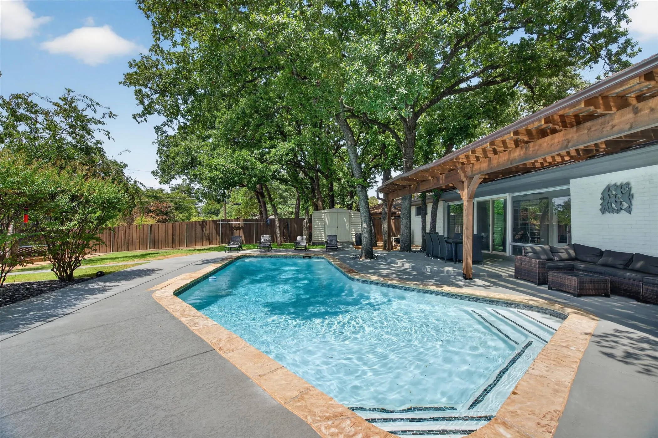 Single Family Residence For Sale in Tarrant County , 1317 W Redbud Drive, Hurst, Texas 76053, 3 Bedroom, 2 Bathroom, 2 Garage spaces, 1,686 Sqft, built in 1966, mls#21336878, Real Estate Agent in Hurst, Homes For Sale in Tarrant county, Homes For Sale in Hurst, Realtor in Hurst Texas, Real Estate Brokerage Independent Realty Texas, Luminita Cordes Realtor