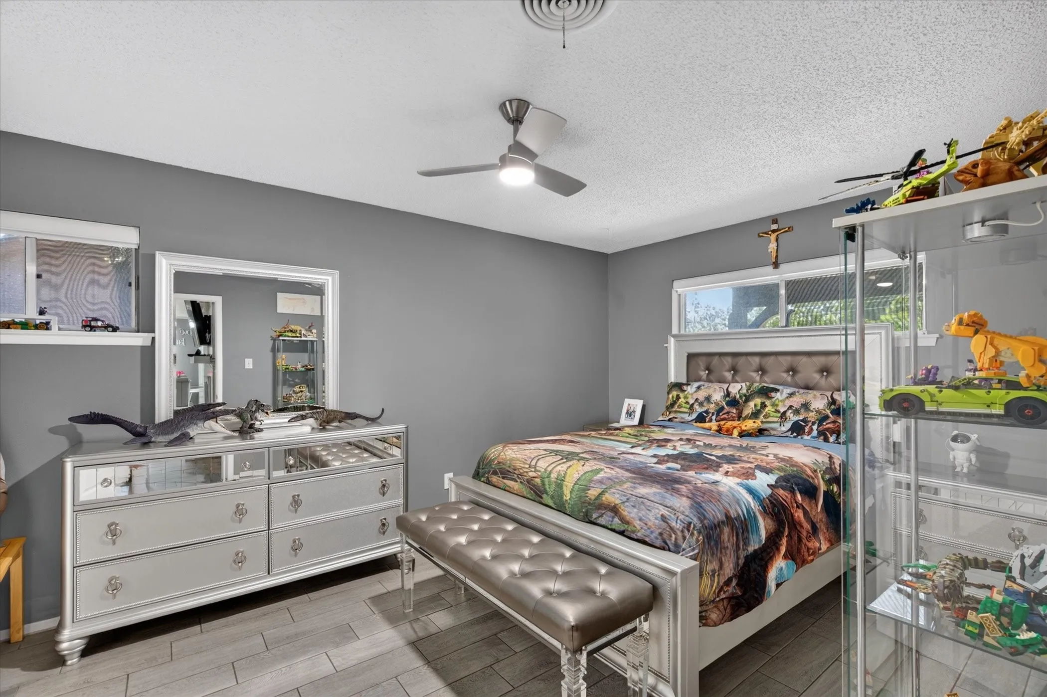 Single Family Residence For Sale in Tarrant County , 1317 W Redbud Drive, Hurst, Texas 76053, 3 Bedroom, 2 Bathroom, 2 Garage spaces, 1,686 Sqft, built in 1966, mls#21336878, Real Estate Agent in Hurst, Homes For Sale in Tarrant county, Homes For Sale in Hurst, Realtor in Hurst Texas, Real Estate Brokerage Independent Realty Texas, Luminita Cordes Realtor