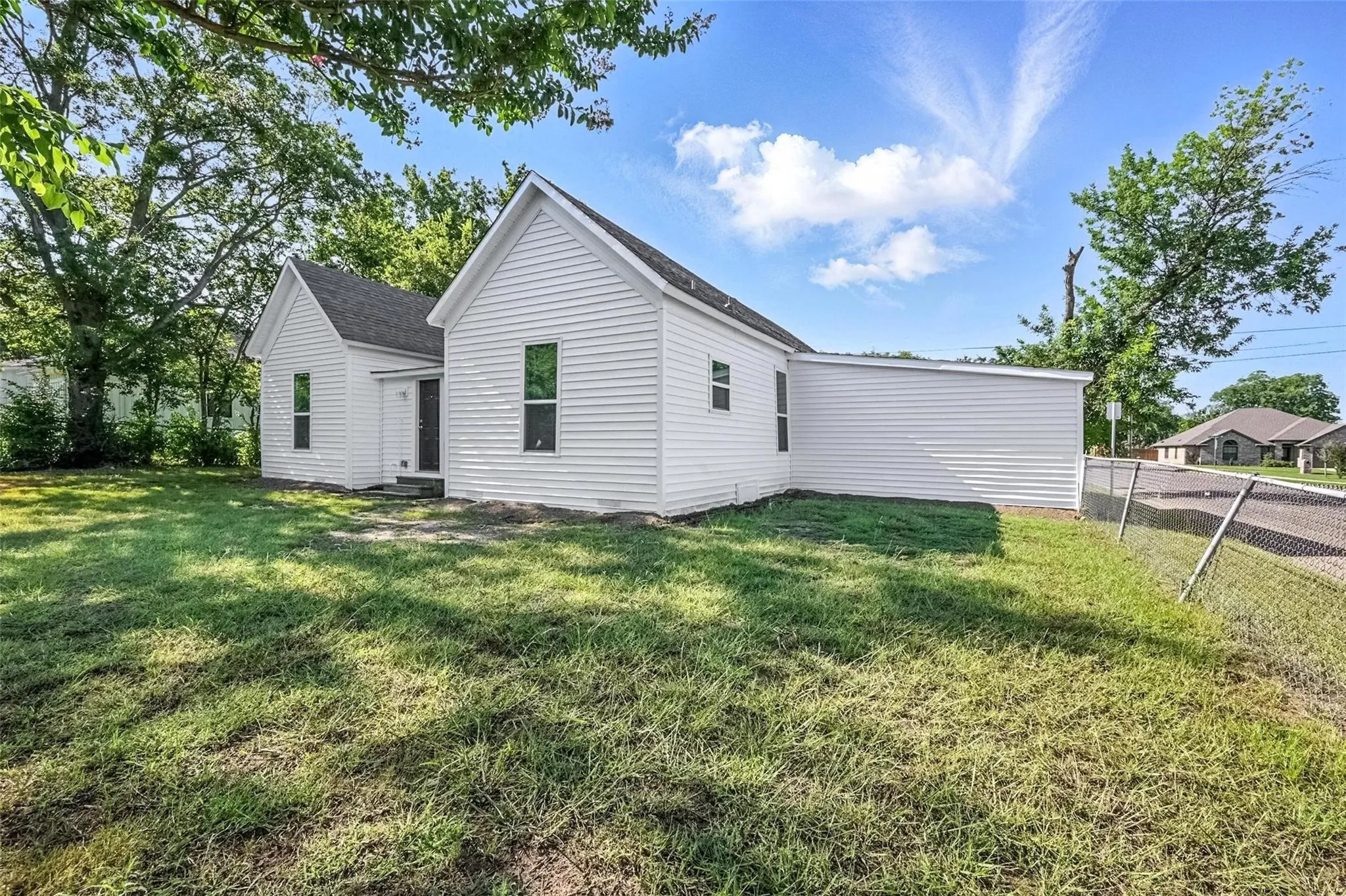 Single Family Residence For Sale in Grayson County , 412 3rd Street, Whitesboro, Texas 76273, 3 Bedroom, 2 Bathroom, Garage spaces, 1,389 Sqft, built in 1950, mls#21368226, Real Estate Agent in Whitesboro, Homes For Sale in Grayson county, Homes For Sale in Whitesboro, Realtor in Whitesboro Texas, Real Estate Brokerage Independent Realty Texas, Luminita Cordes Realtor