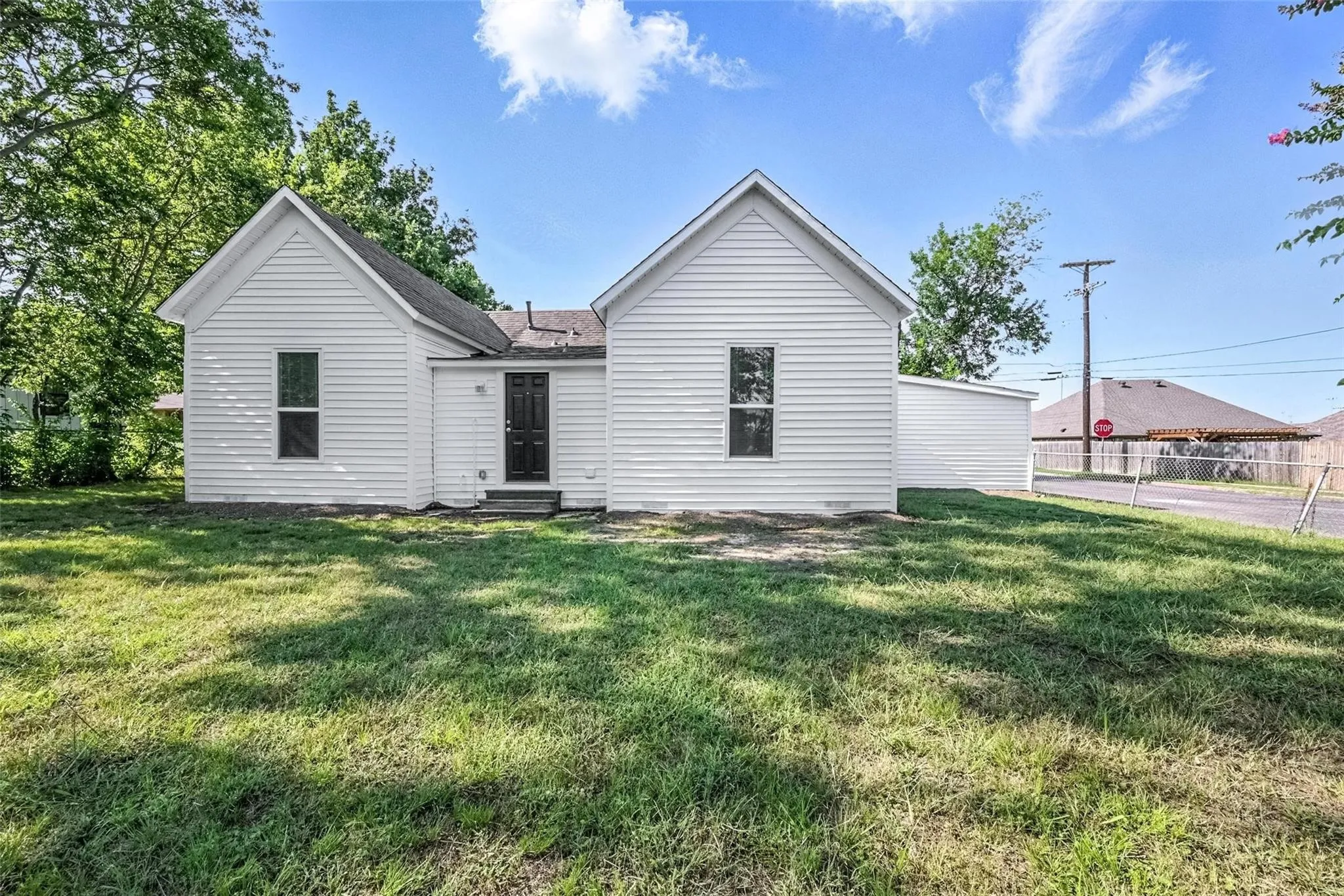 Single Family Residence For Sale in Grayson County , 412 3rd Street, Whitesboro, Texas 76273, 3 Bedroom, 2 Bathroom, Garage spaces, 1,389 Sqft, built in 1950, mls#21368226, Real Estate Agent in Whitesboro, Homes For Sale in Grayson county, Homes For Sale in Whitesboro, Realtor in Whitesboro Texas, Real Estate Brokerage Independent Realty Texas, Luminita Cordes Realtor