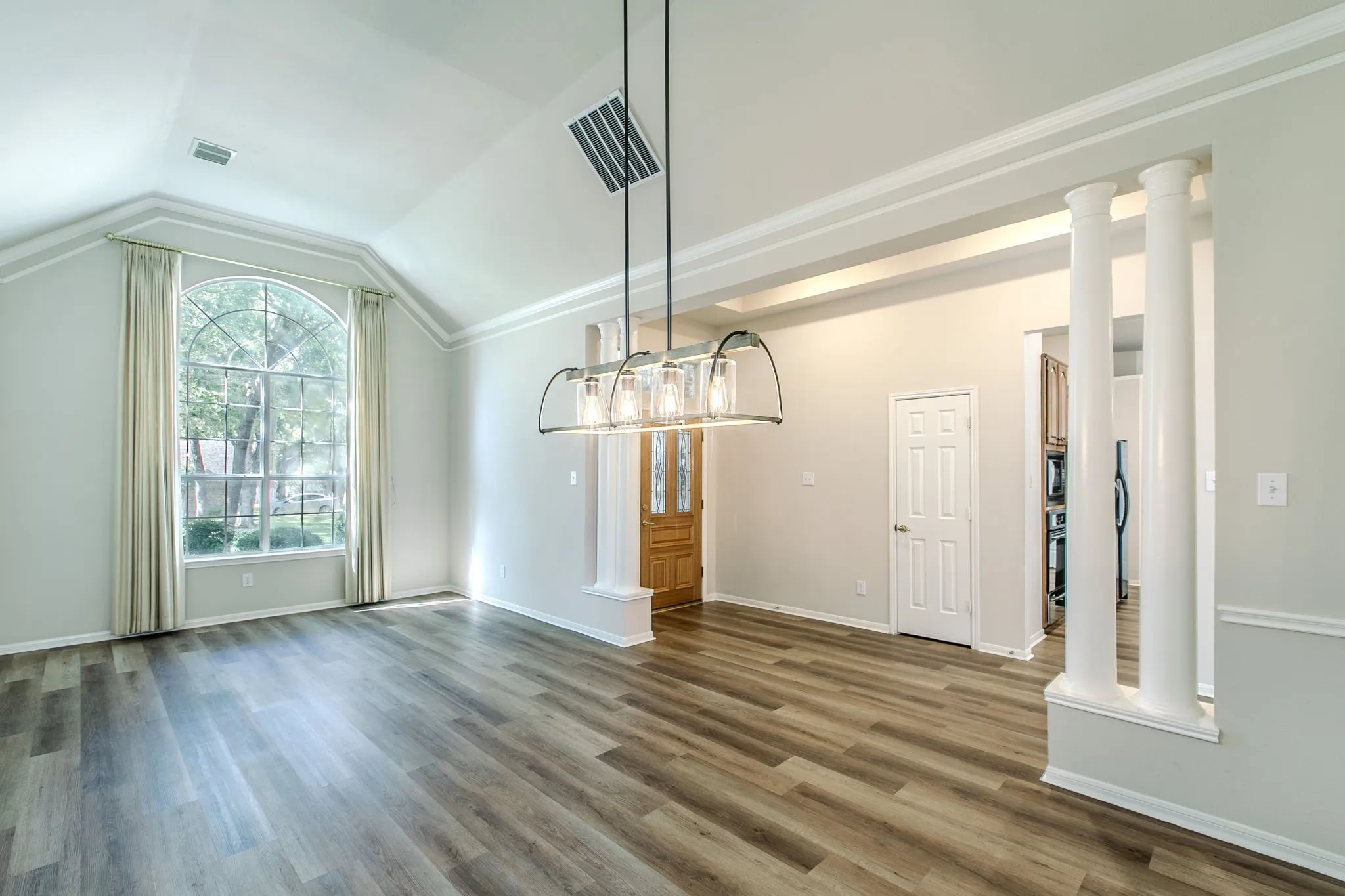 Single Family Residence For Sale in Tarrant County , 3107 Lake Oak Drive, Arlington, Texas 76017, 4 Bedroom, 2 Bathroom, 2 Garage spaces, 2,106 Sqft, built in 1992, mls#21368372, Real Estate Agent in Arlington, Homes For Sale in Tarrant county, Homes For Sale in Arlington, Realtor in Arlington Texas, Real Estate Brokerage Independent Realty Texas, Luminita Cordes Realtor