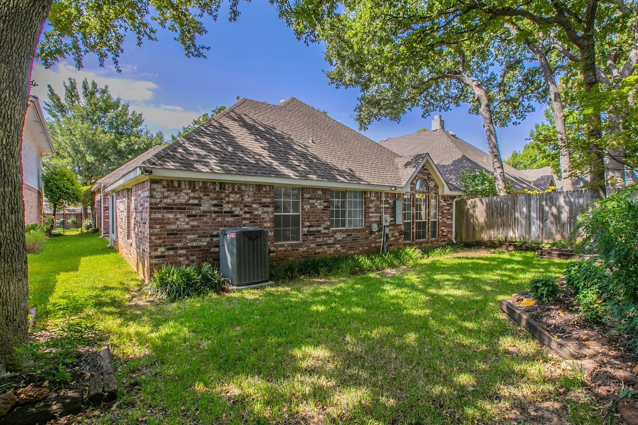Single Family Residence For Sale in Tarrant County , 3107 Lake Oak Drive, Arlington, Texas 76017, 4 Bedroom, 2 Bathroom, 2 Garage spaces, 2,106 Sqft, built in 1992, mls#21368372, Real Estate Agent in Arlington, Homes For Sale in Tarrant county, Homes For Sale in Arlington, Realtor in Arlington Texas, Real Estate Brokerage Independent Realty Texas, Luminita Cordes Realtor