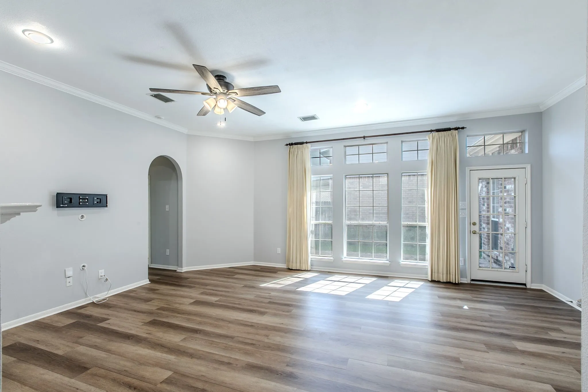 Single Family Residence For Sale in Tarrant County , 3107 Lake Oak Drive, Arlington, Texas 76017, 4 Bedroom, 2 Bathroom, 2 Garage spaces, 2,106 Sqft, built in 1992, mls#21368372, Real Estate Agent in Arlington, Homes For Sale in Tarrant county, Homes For Sale in Arlington, Realtor in Arlington Texas, Real Estate Brokerage Independent Realty Texas, Luminita Cordes Realtor