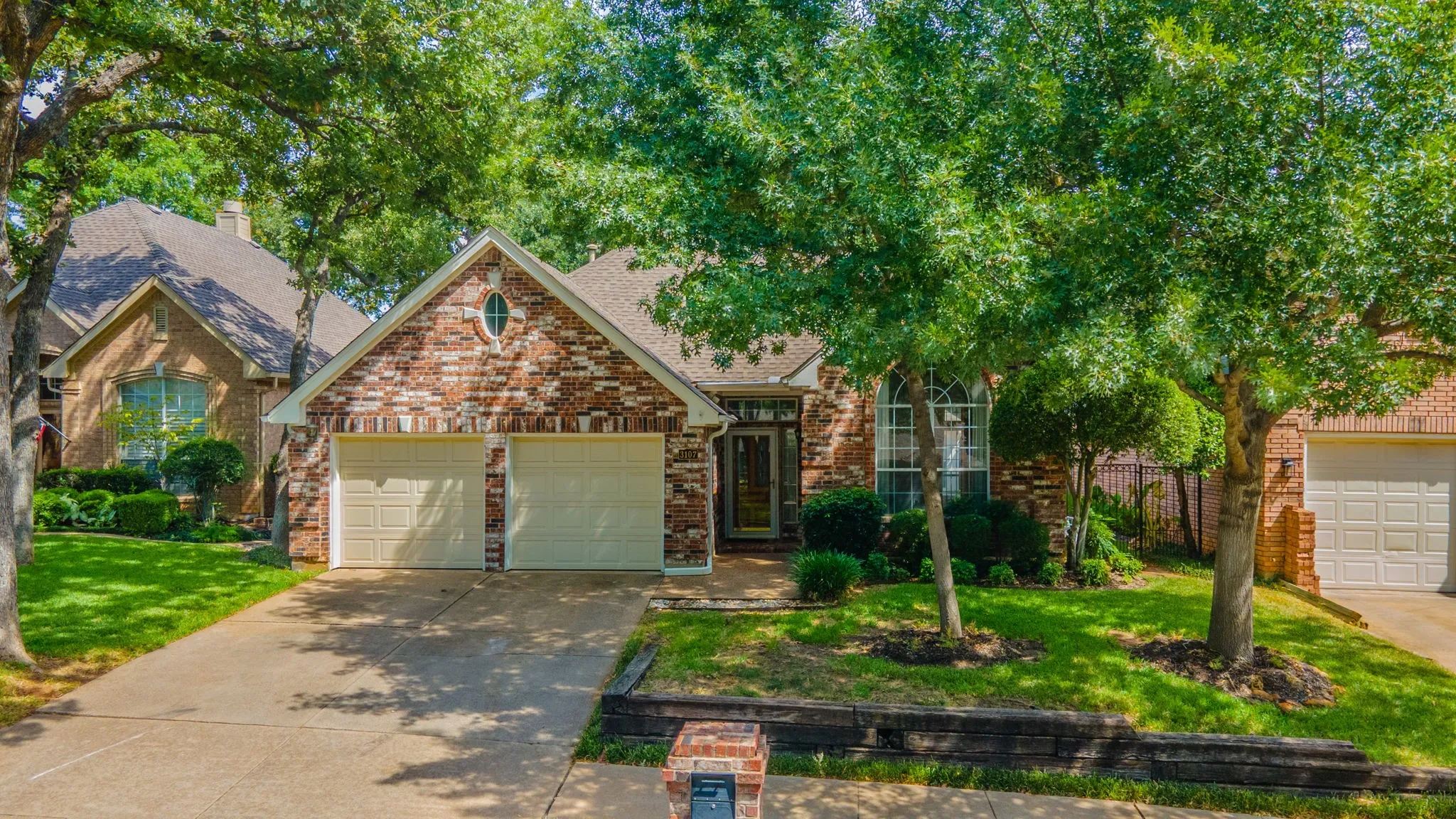 Single Family Residence For Sale in Tarrant County , 3107 Lake Oak Drive, Arlington, Texas 76017, 4 Bedroom, 2 Bathroom, 2 Garage spaces, 2,106 Sqft, built in 1992, mls#21368372, Real Estate Agent in Arlington, Homes For Sale in Tarrant county, Homes For Sale in Arlington, Realtor in Arlington Texas, Real Estate Brokerage Independent Realty Texas, Luminita Cordes Realtor