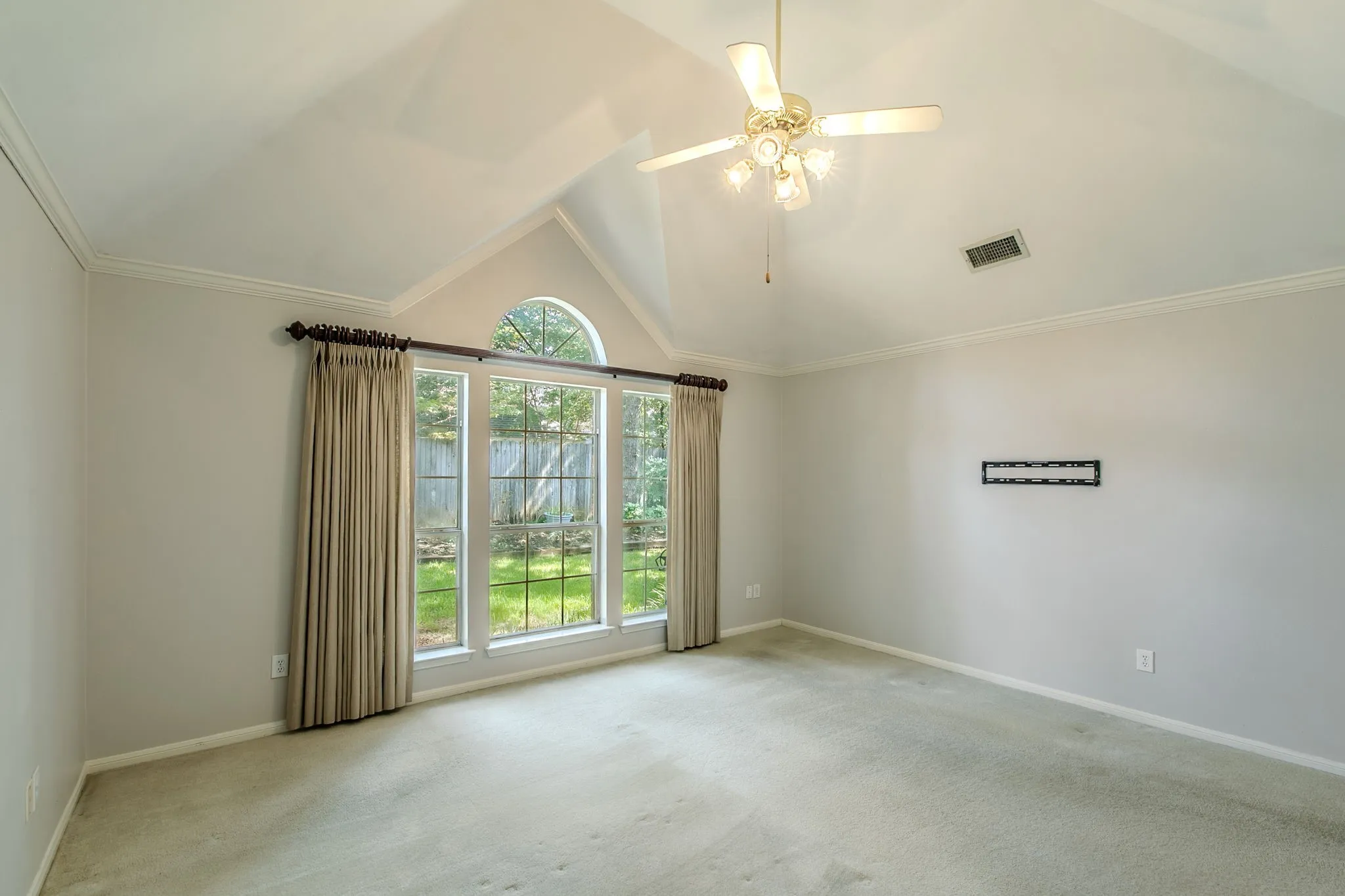 Single Family Residence For Sale in Tarrant County , 3107 Lake Oak Drive, Arlington, Texas 76017, 4 Bedroom, 2 Bathroom, 2 Garage spaces, 2,106 Sqft, built in 1992, mls#21368372, Real Estate Agent in Arlington, Homes For Sale in Tarrant county, Homes For Sale in Arlington, Realtor in Arlington Texas, Real Estate Brokerage Independent Realty Texas, Luminita Cordes Realtor