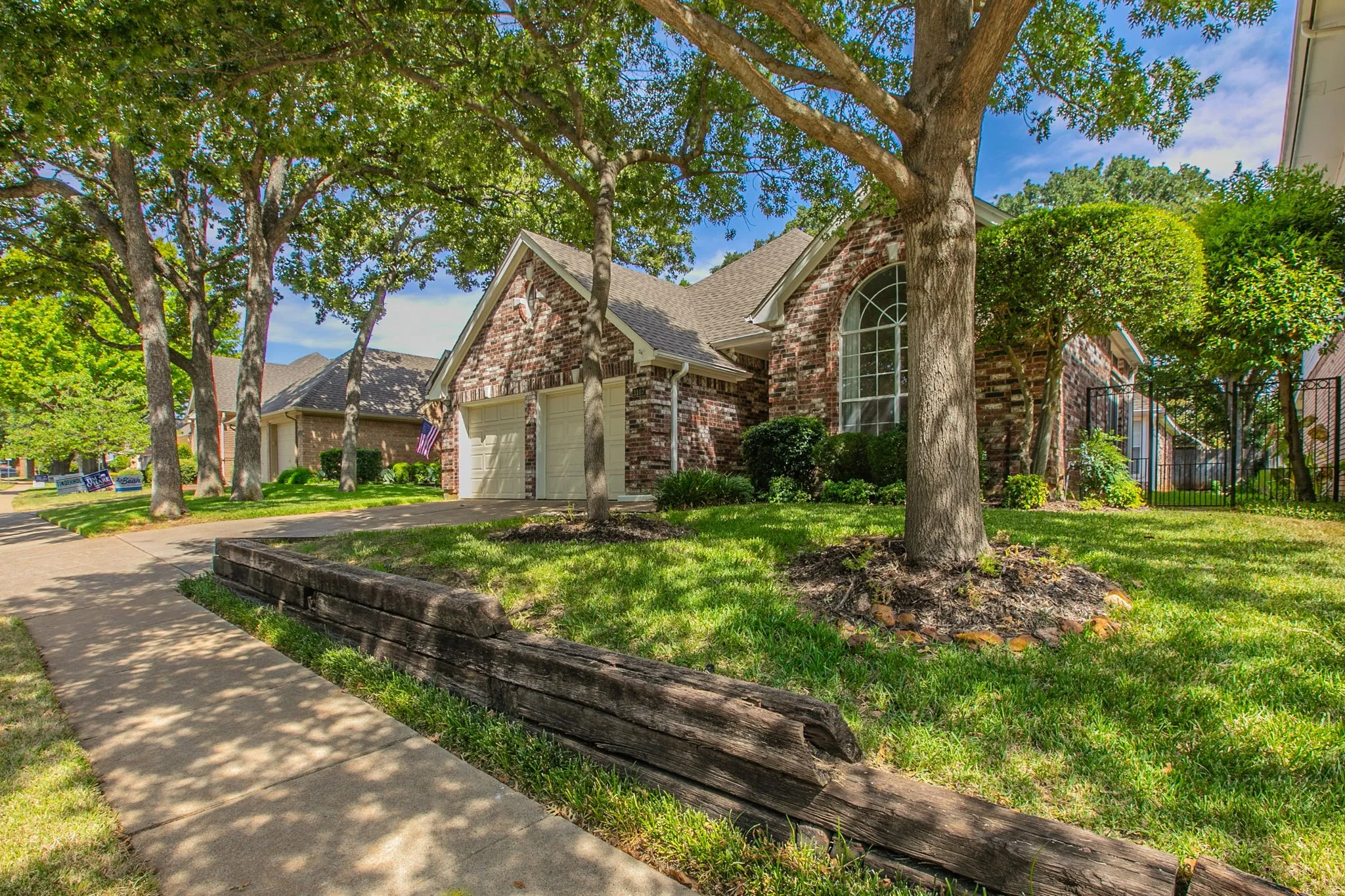 Single Family Residence For Sale in Tarrant County , 3107 Lake Oak Drive, Arlington, Texas 76017, 4 Bedroom, 2 Bathroom, 2 Garage spaces, 2,106 Sqft, built in 1992, mls#21368372, Real Estate Agent in Arlington, Homes For Sale in Tarrant county, Homes For Sale in Arlington, Realtor in Arlington Texas, Real Estate Brokerage Independent Realty Texas, Luminita Cordes Realtor