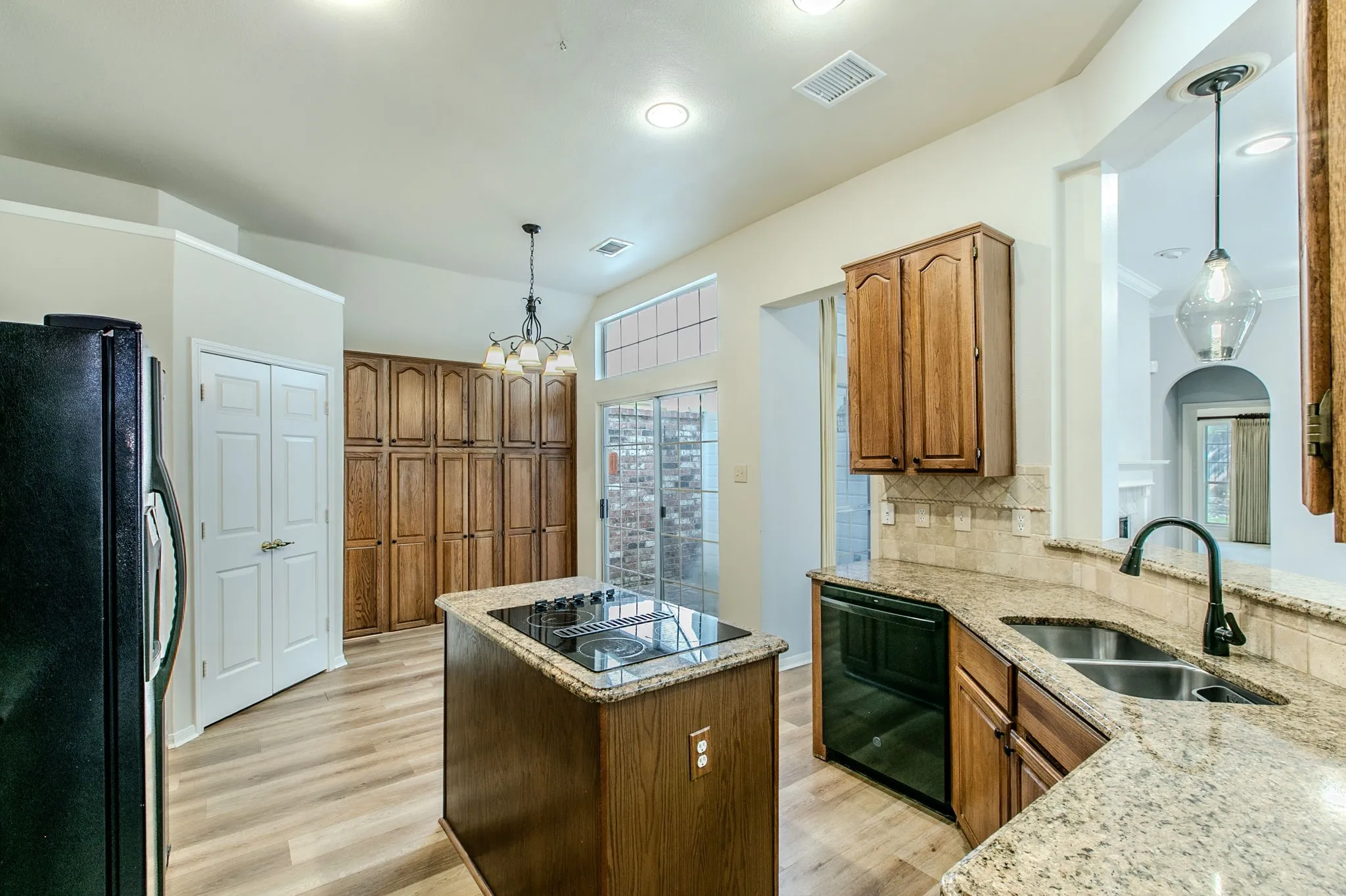 Single Family Residence For Sale in Tarrant County , 3107 Lake Oak Drive, Arlington, Texas 76017, 4 Bedroom, 2 Bathroom, 2 Garage spaces, 2,106 Sqft, built in 1992, mls#21368372, Real Estate Agent in Arlington, Homes For Sale in Tarrant county, Homes For Sale in Arlington, Realtor in Arlington Texas, Real Estate Brokerage Independent Realty Texas, Luminita Cordes Realtor