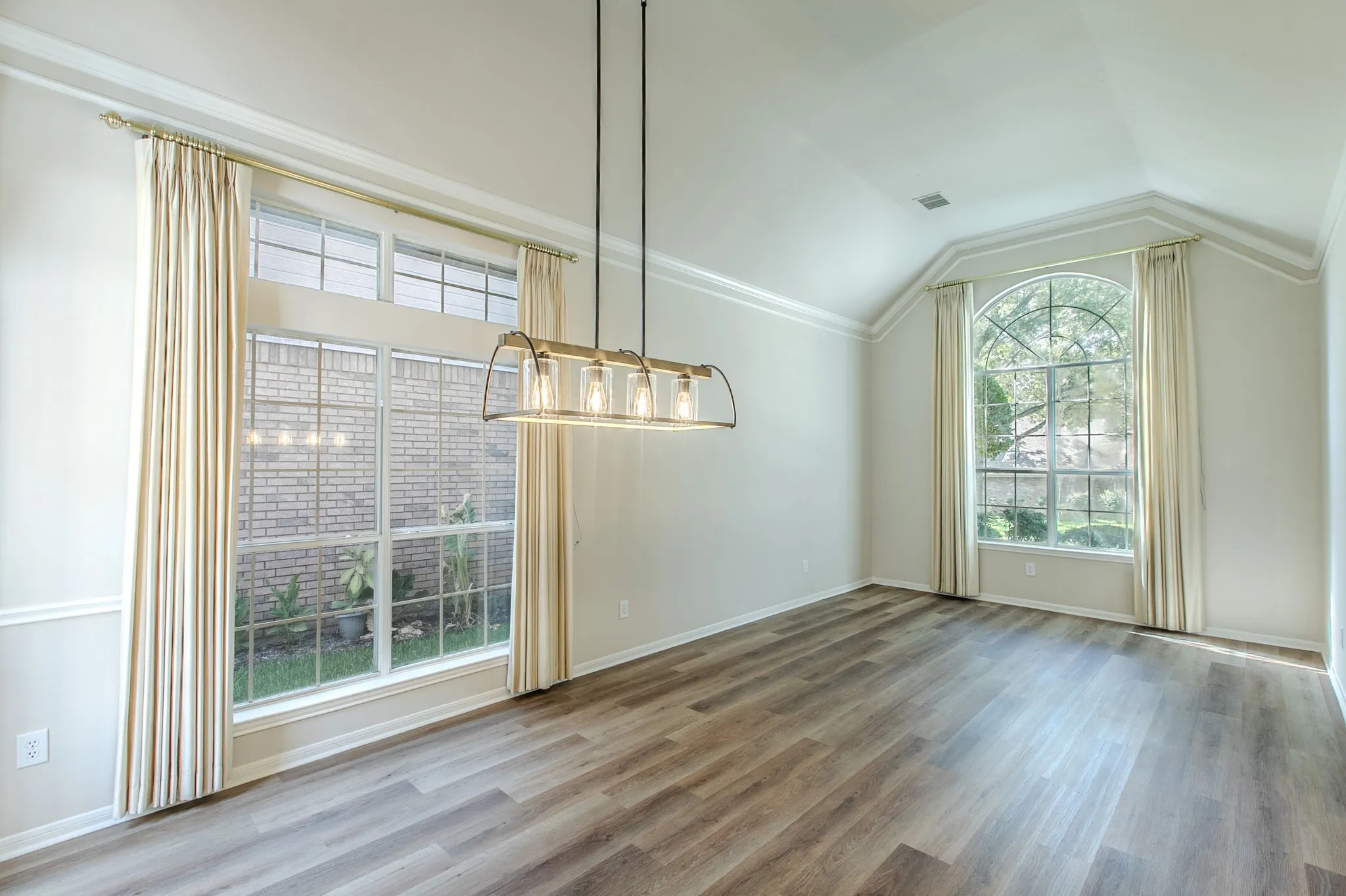 Single Family Residence For Sale in Tarrant County , 3107 Lake Oak Drive, Arlington, Texas 76017, 4 Bedroom, 2 Bathroom, 2 Garage spaces, 2,106 Sqft, built in 1992, mls#21368372, Real Estate Agent in Arlington, Homes For Sale in Tarrant county, Homes For Sale in Arlington, Realtor in Arlington Texas, Real Estate Brokerage Independent Realty Texas, Luminita Cordes Realtor