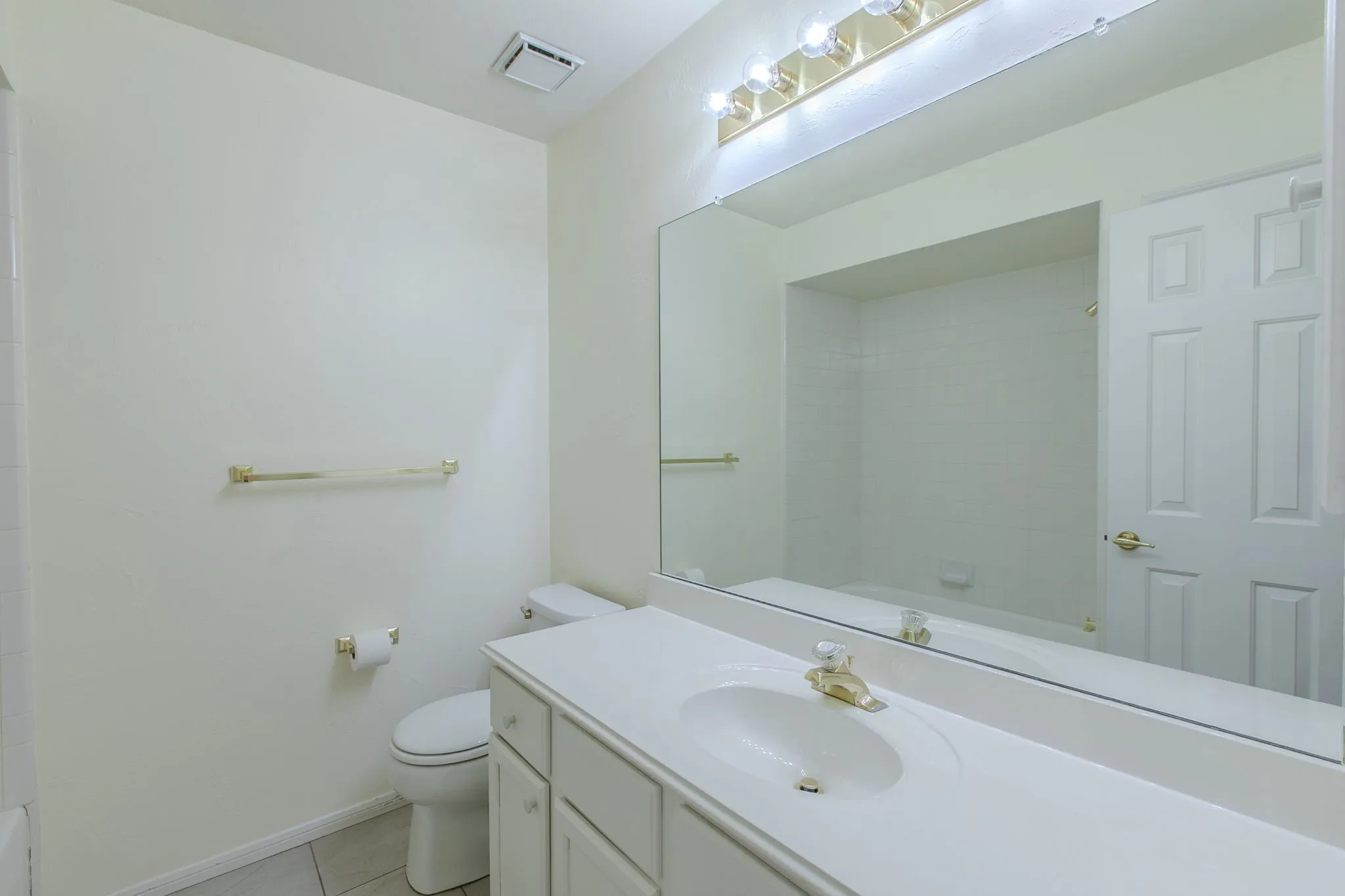 Single Family Residence For Sale in Tarrant County , 3107 Lake Oak Drive, Arlington, Texas 76017, 4 Bedroom, 2 Bathroom, 2 Garage spaces, 2,106 Sqft, built in 1992, mls#21368372, Real Estate Agent in Arlington, Homes For Sale in Tarrant county, Homes For Sale in Arlington, Realtor in Arlington Texas, Real Estate Brokerage Independent Realty Texas, Luminita Cordes Realtor