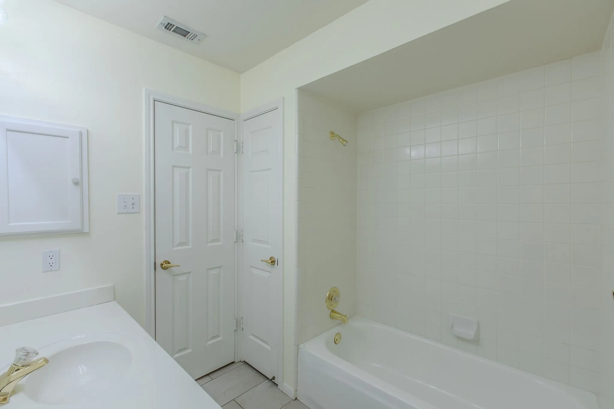 Single Family Residence For Sale in Tarrant County , 3107 Lake Oak Drive, Arlington, Texas 76017, 4 Bedroom, 2 Bathroom, 2 Garage spaces, 2,106 Sqft, built in 1992, mls#21368372, Real Estate Agent in Arlington, Homes For Sale in Tarrant county, Homes For Sale in Arlington, Realtor in Arlington Texas, Real Estate Brokerage Independent Realty Texas, Luminita Cordes Realtor