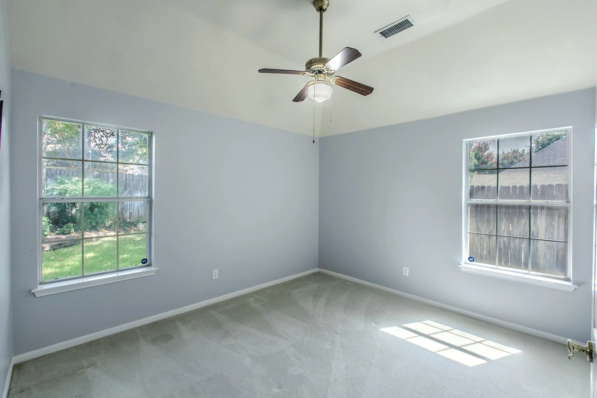 Single Family Residence For Sale in Tarrant County , 3107 Lake Oak Drive, Arlington, Texas 76017, 4 Bedroom, 2 Bathroom, 2 Garage spaces, 2,106 Sqft, built in 1992, mls#21368372, Real Estate Agent in Arlington, Homes For Sale in Tarrant county, Homes For Sale in Arlington, Realtor in Arlington Texas, Real Estate Brokerage Independent Realty Texas, Luminita Cordes Realtor