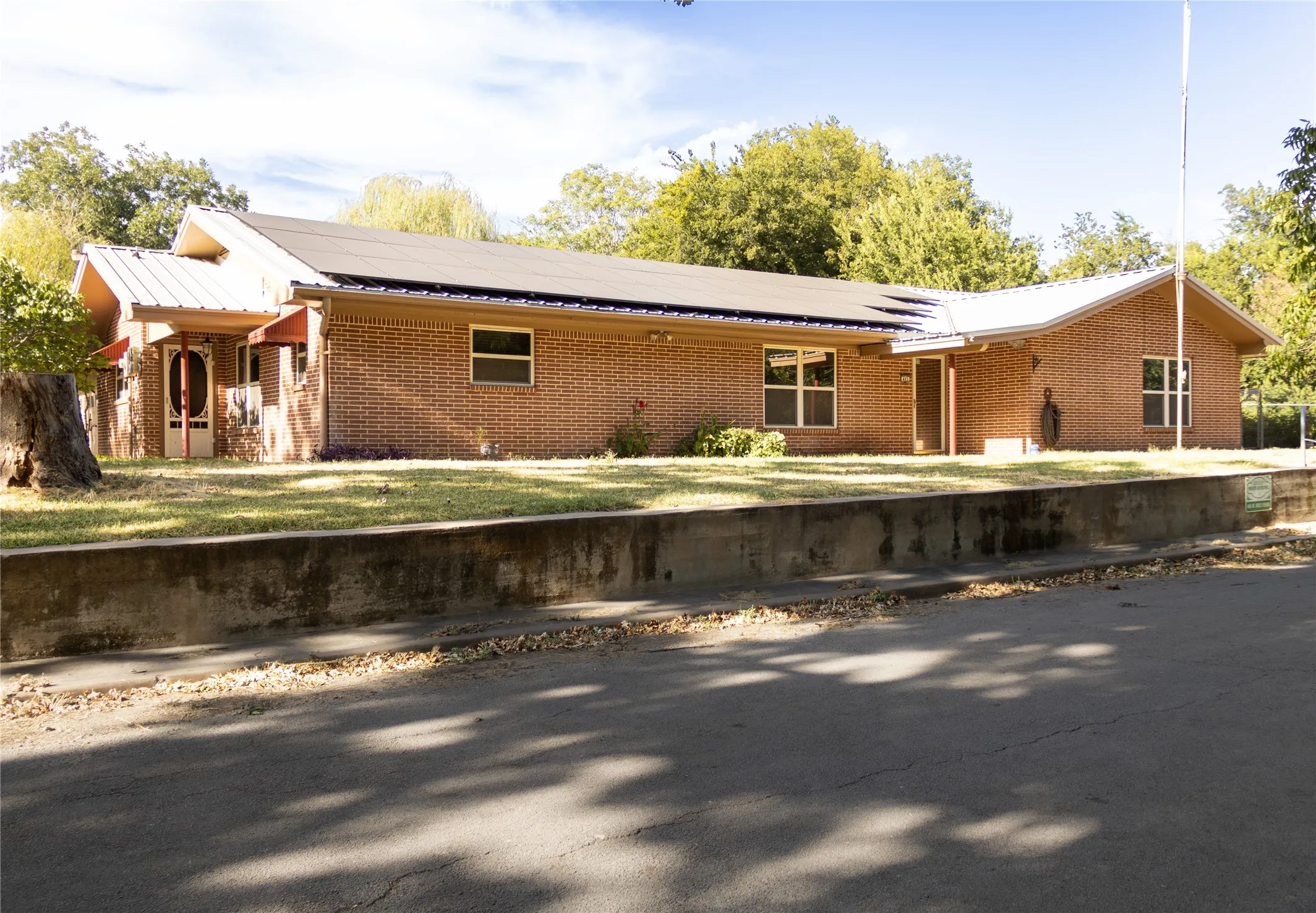 Single Family Residence For Sale in Comanche County , 405 W Neely Avenue, Comanche, Texas 76442, 4 Bedroom, 3 Bathroom, 2 Garage spaces, 2,192 Sqft, built in 1969, mls#21367667, Real Estate Agent in Comanche, Homes For Sale in Comanche county, Homes For Sale in Comanche, Realtor in Comanche Texas, Real Estate Brokerage Independent Realty Texas, Luminita Cordes Realtor