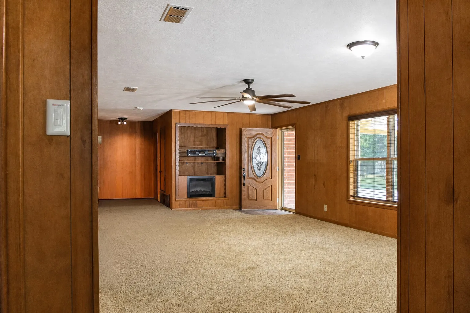 Single Family Residence For Sale in Comanche County , 405 W Neely Avenue, Comanche, Texas 76442, 4 Bedroom, 3 Bathroom, 2 Garage spaces, 2,192 Sqft, built in 1969, mls#21367667, Real Estate Agent in Comanche, Homes For Sale in Comanche county, Homes For Sale in Comanche, Realtor in Comanche Texas, Real Estate Brokerage Independent Realty Texas, Luminita Cordes Realtor