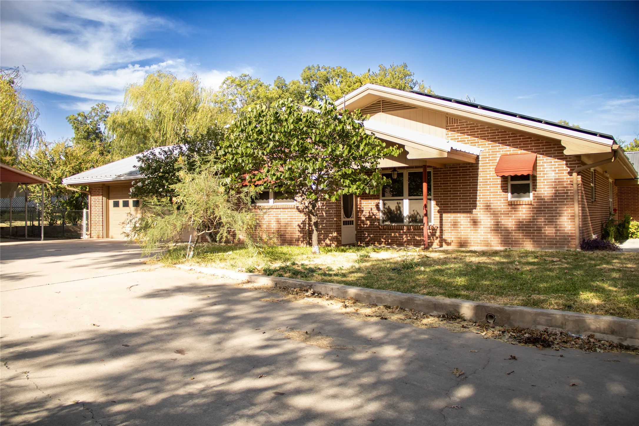 Single Family Residence For Sale in Comanche County , 405 W Neely Avenue, Comanche, Texas 76442, 4 Bedroom, 3 Bathroom, 2 Garage spaces, 2,192 Sqft, built in 1969, mls#21367667, Real Estate Agent in Comanche, Homes For Sale in Comanche county, Homes For Sale in Comanche, Realtor in Comanche Texas, Real Estate Brokerage Independent Realty Texas, Luminita Cordes Realtor