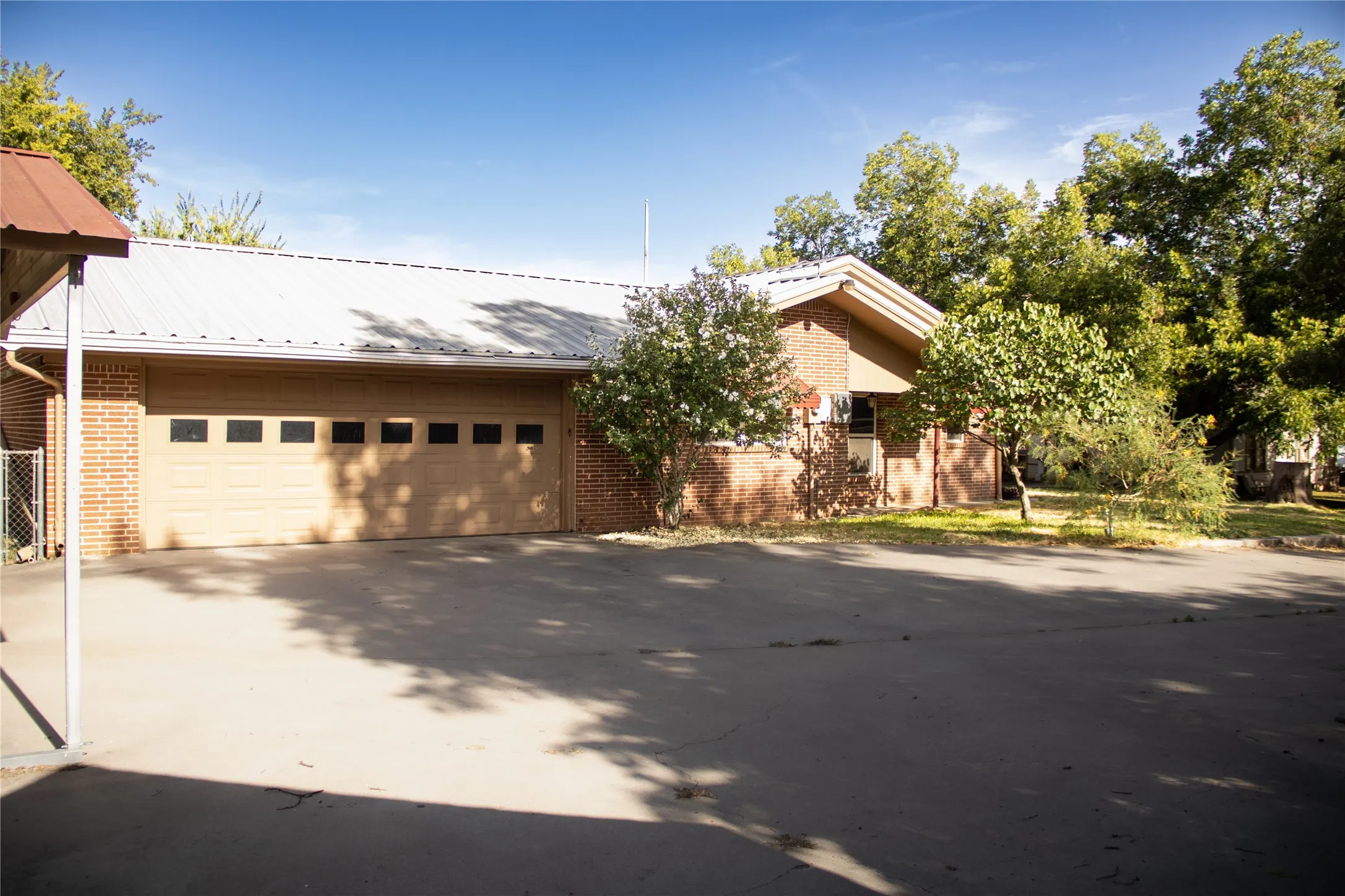 Single Family Residence For Sale in Comanche County , 405 W Neely Avenue, Comanche, Texas 76442, 4 Bedroom, 3 Bathroom, 2 Garage spaces, 2,192 Sqft, built in 1969, mls#21367667, Real Estate Agent in Comanche, Homes For Sale in Comanche county, Homes For Sale in Comanche, Realtor in Comanche Texas, Real Estate Brokerage Independent Realty Texas, Luminita Cordes Realtor
