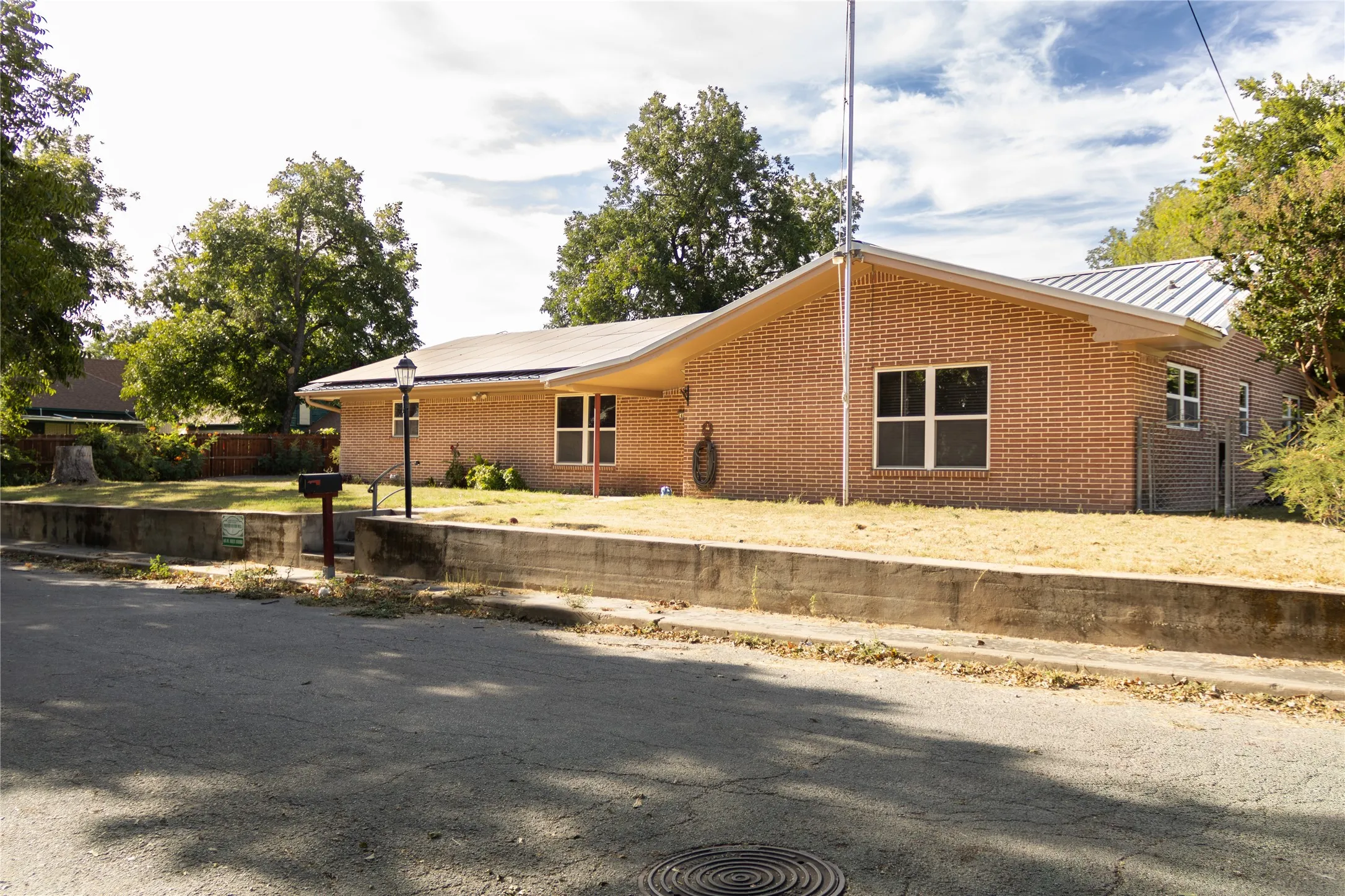 Single Family Residence For Sale in Comanche County , 405 W Neely Avenue, Comanche, Texas 76442, 4 Bedroom, 3 Bathroom, 2 Garage spaces, 2,192 Sqft, built in 1969, mls#21367667, Real Estate Agent in Comanche, Homes For Sale in Comanche county, Homes For Sale in Comanche, Realtor in Comanche Texas, Real Estate Brokerage Independent Realty Texas, Luminita Cordes Realtor