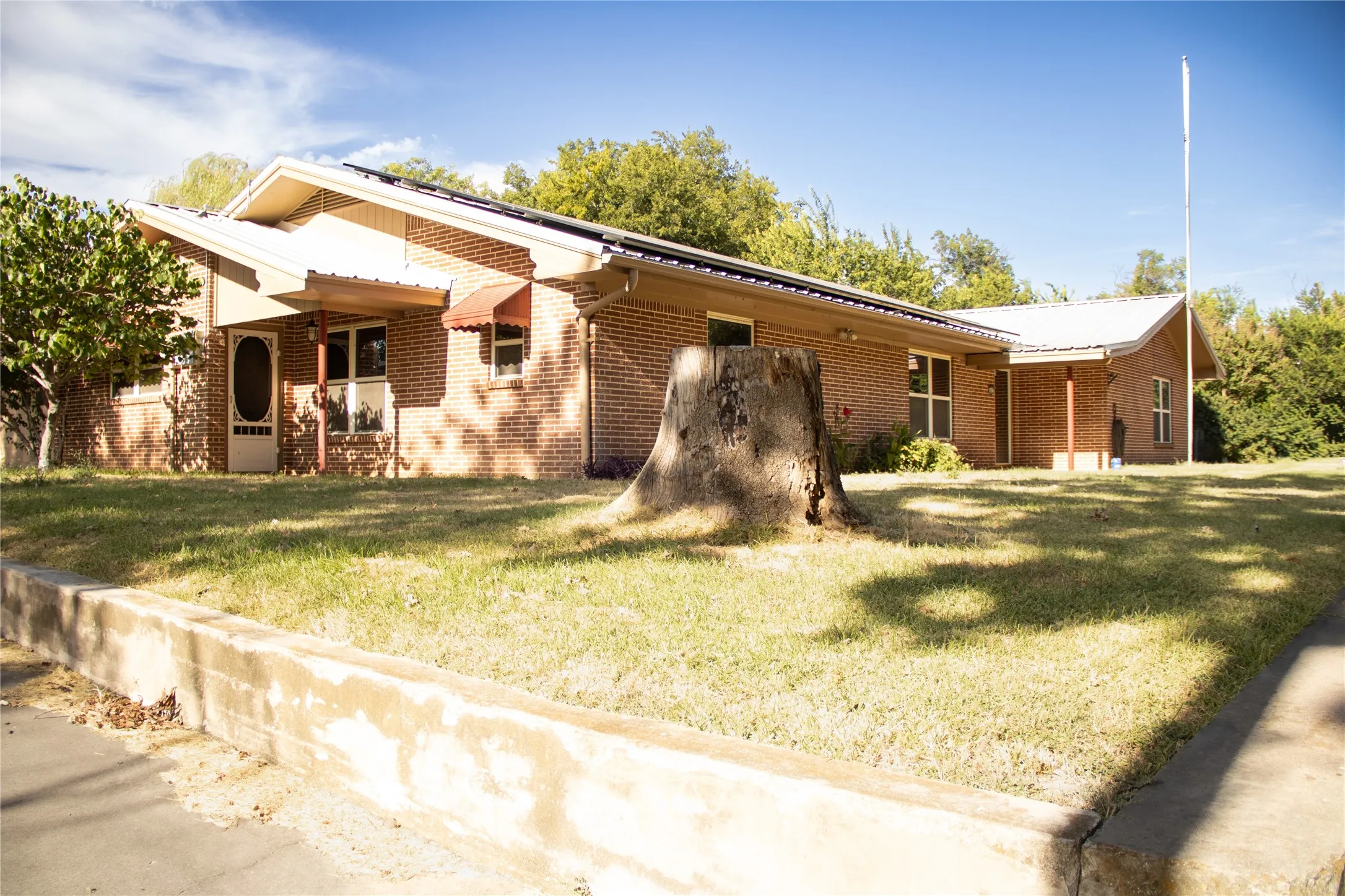Single Family Residence For Sale in Comanche County , 405 W Neely Avenue, Comanche, Texas 76442, 4 Bedroom, 3 Bathroom, 2 Garage spaces, 2,192 Sqft, built in 1969, mls#21367667, Real Estate Agent in Comanche, Homes For Sale in Comanche county, Homes For Sale in Comanche, Realtor in Comanche Texas, Real Estate Brokerage Independent Realty Texas, Luminita Cordes Realtor