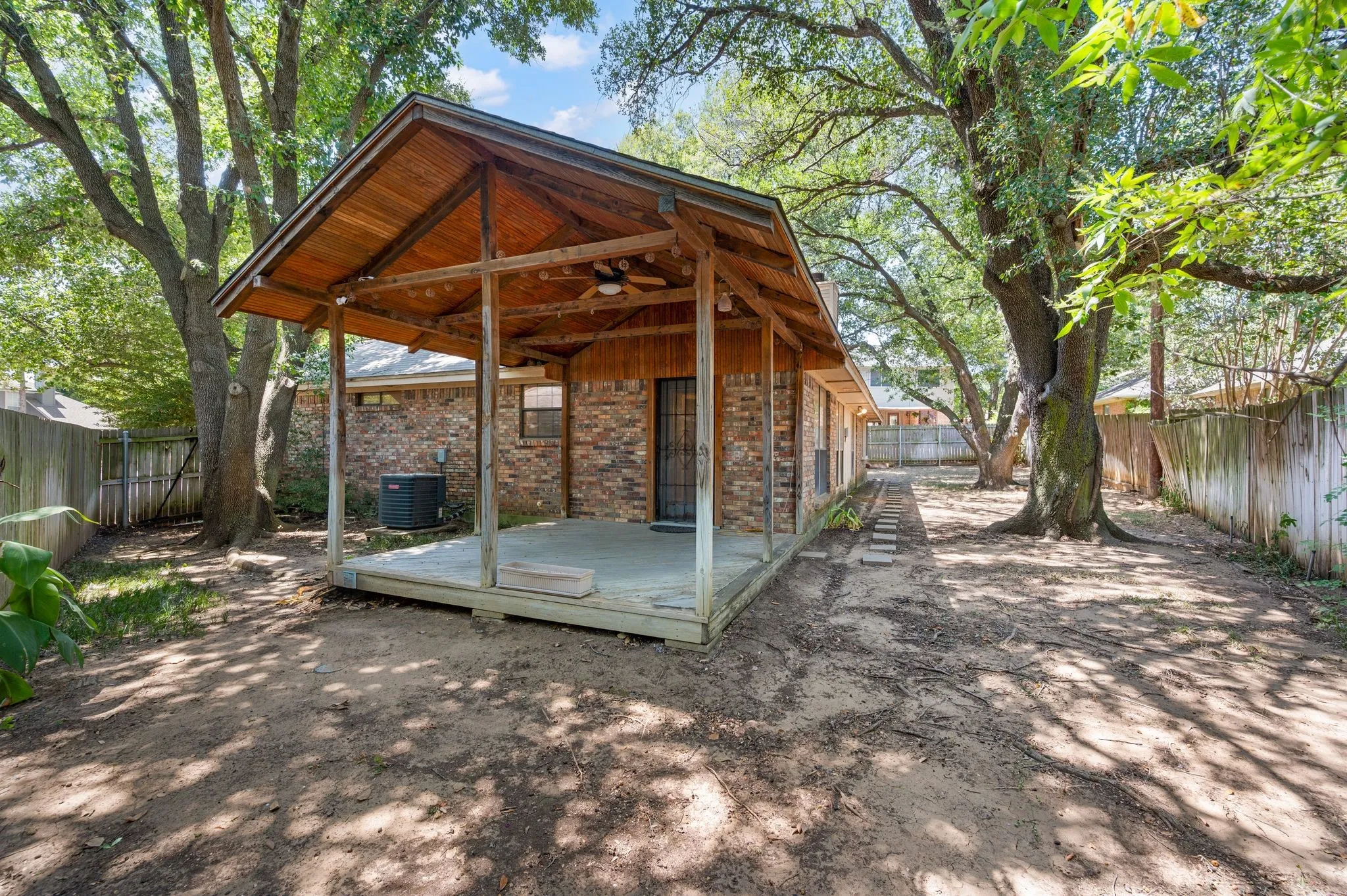 Single Family Residence For Sale in Tarrant County , 5811 Terra Drive, Arlington, Texas 76017, 3 Bedroom, 2 Bathroom, 2 Garage spaces, 1,376 Sqft, built in 1986, mls#21360725, Real Estate Agent in Arlington, Homes For Sale in Tarrant county, Homes For Sale in Arlington, Realtor in Arlington Texas, Real Estate Brokerage Independent Realty Texas, Luminita Cordes Realtor