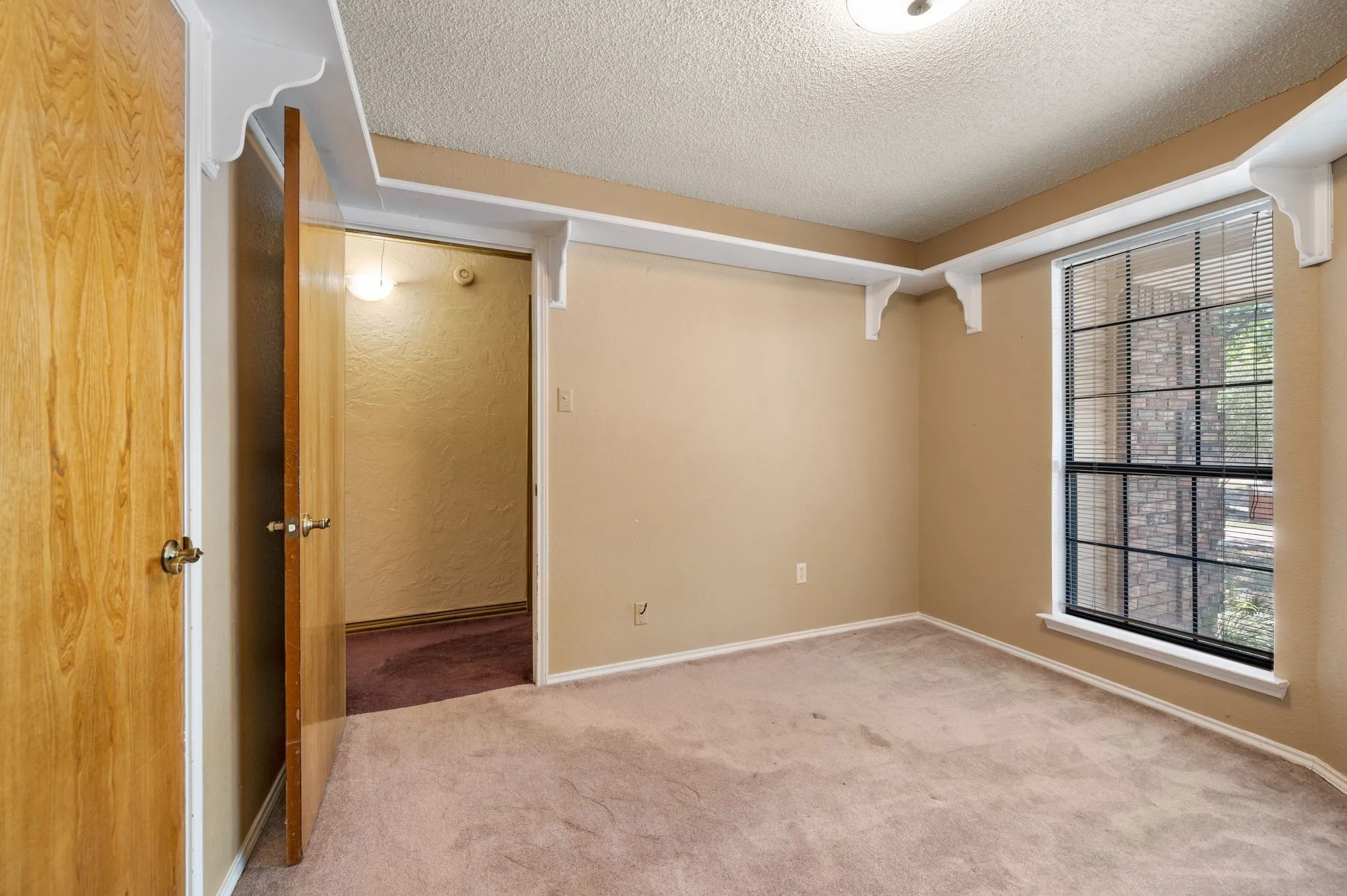 Single Family Residence For Sale in Tarrant County , 5811 Terra Drive, Arlington, Texas 76017, 3 Bedroom, 2 Bathroom, 2 Garage spaces, 1,376 Sqft, built in 1986, mls#21360725, Real Estate Agent in Arlington, Homes For Sale in Tarrant county, Homes For Sale in Arlington, Realtor in Arlington Texas, Real Estate Brokerage Independent Realty Texas, Luminita Cordes Realtor