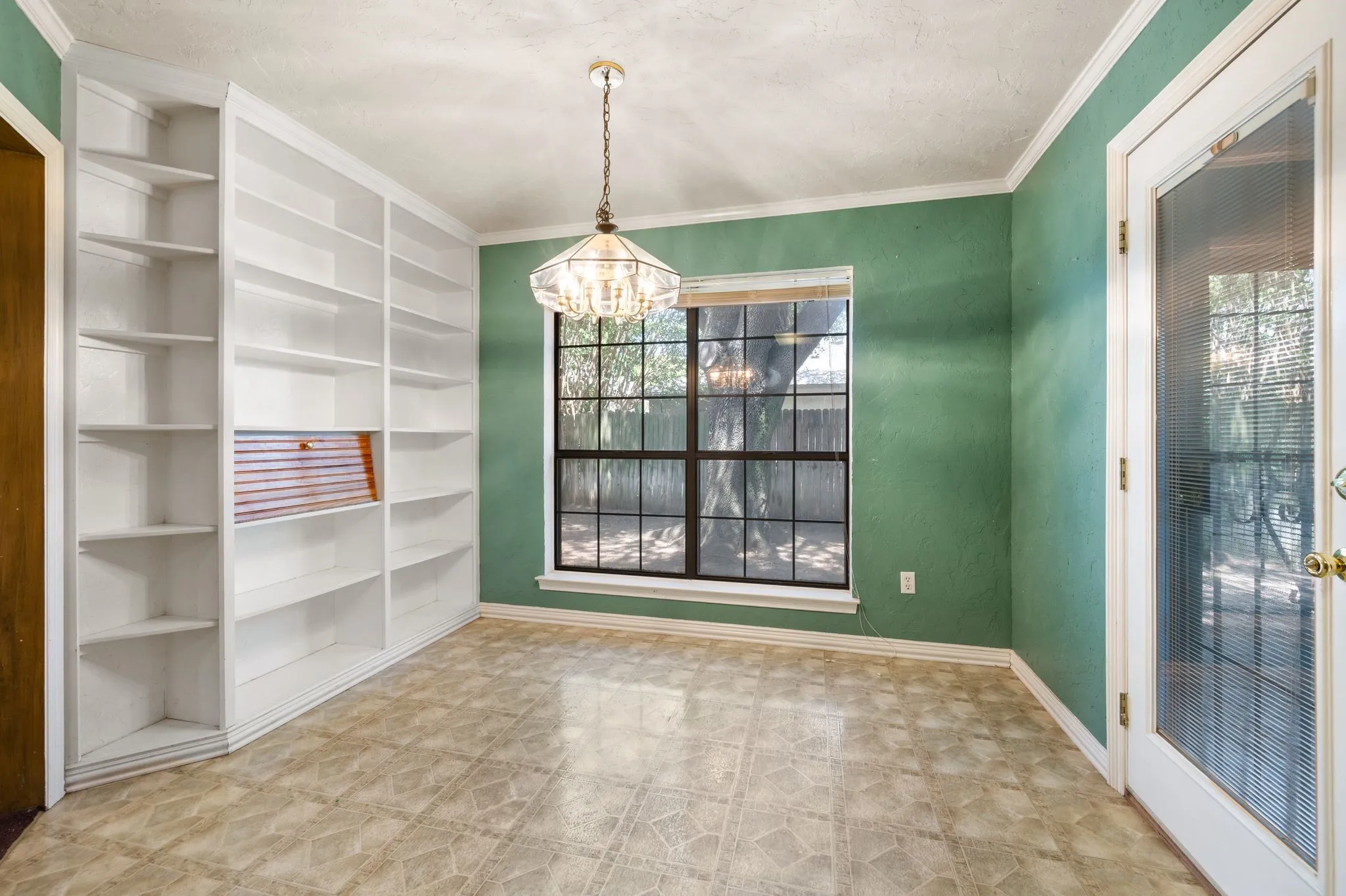 Single Family Residence For Sale in Tarrant County , 5811 Terra Drive, Arlington, Texas 76017, 3 Bedroom, 2 Bathroom, 2 Garage spaces, 1,376 Sqft, built in 1986, mls#21360725, Real Estate Agent in Arlington, Homes For Sale in Tarrant county, Homes For Sale in Arlington, Realtor in Arlington Texas, Real Estate Brokerage Independent Realty Texas, Luminita Cordes Realtor