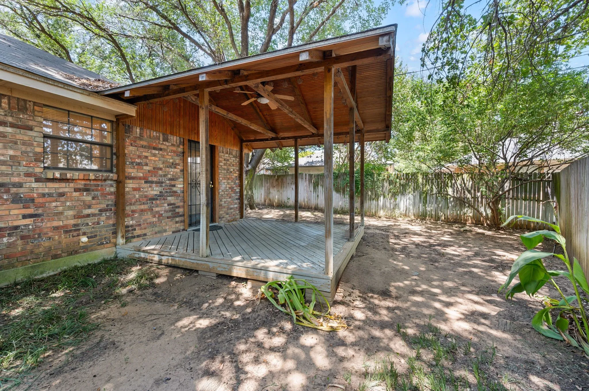 Single Family Residence For Sale in Tarrant County , 5811 Terra Drive, Arlington, Texas 76017, 3 Bedroom, 2 Bathroom, 2 Garage spaces, 1,376 Sqft, built in 1986, mls#21360725, Real Estate Agent in Arlington, Homes For Sale in Tarrant county, Homes For Sale in Arlington, Realtor in Arlington Texas, Real Estate Brokerage Independent Realty Texas, Luminita Cordes Realtor