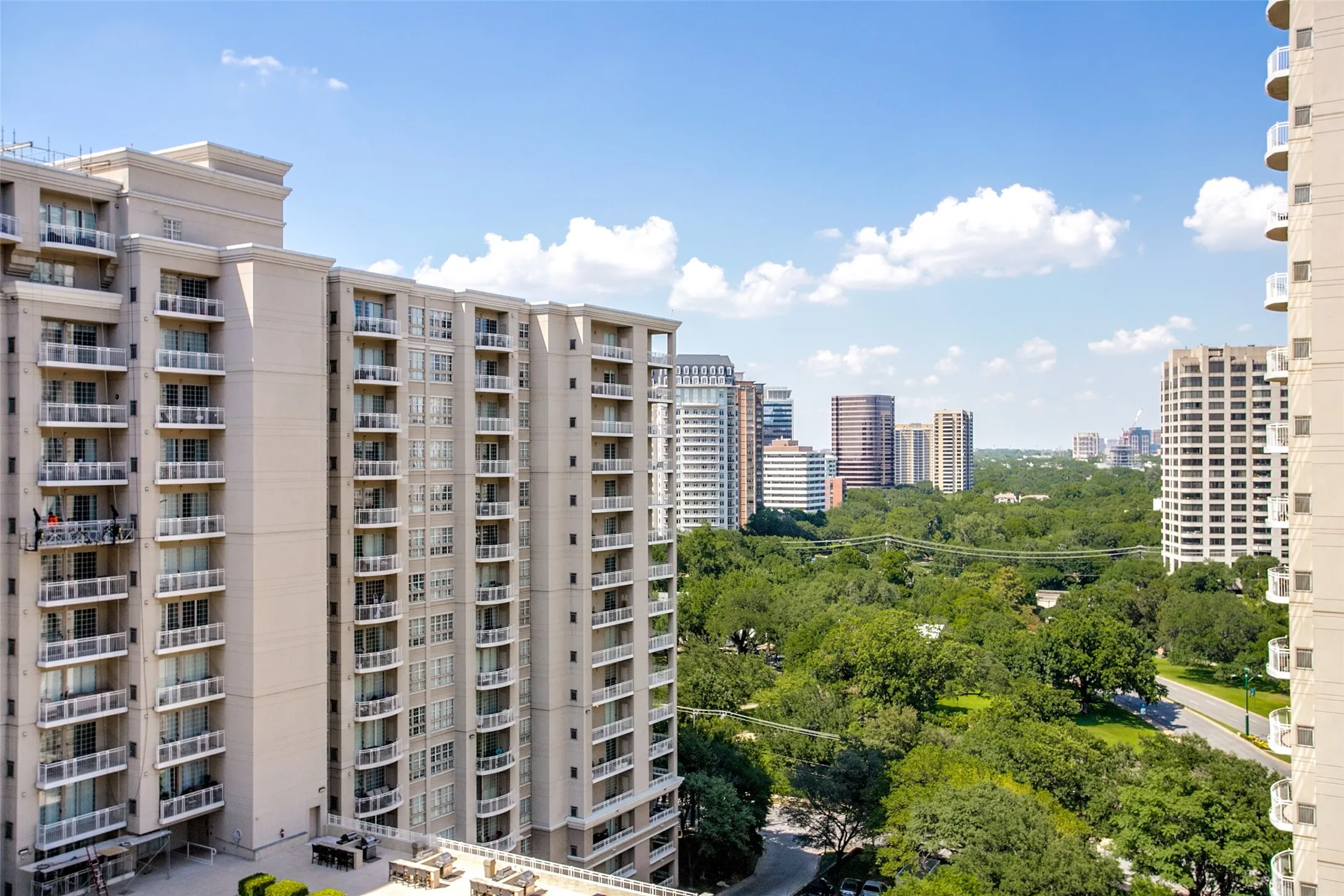 Condominium For Sale in Dallas County , 3225 Turtle Creek Boulevard 709, Dallas, Texas 75219, 2 Bedroom, 2 Bathroom, 2 Garage spaces, 1,242 Sqft, built in 1998, mls#21361757, Real Estate Agent in Dallas, Homes For Sale in Dallas county, Homes For Sale in Dallas, Realtor in Dallas Texas, Real Estate Brokerage Independent Realty Texas, Luminita Cordes Realtor