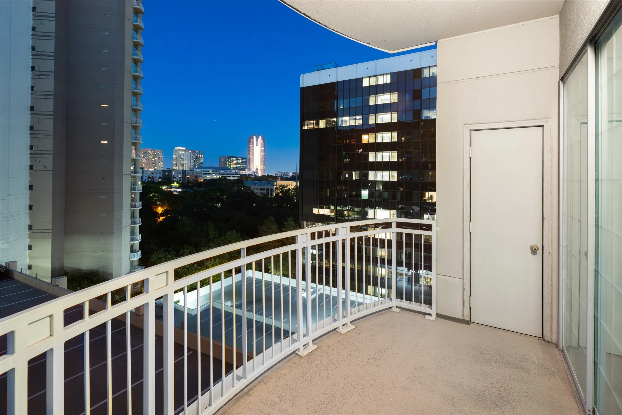 Condominium For Sale in Dallas County , 3225 Turtle Creek Boulevard 709, Dallas, Texas 75219, 2 Bedroom, 2 Bathroom, 2 Garage spaces, 1,242 Sqft, built in 1998, mls#21361757, Real Estate Agent in Dallas, Homes For Sale in Dallas county, Homes For Sale in Dallas, Realtor in Dallas Texas, Real Estate Brokerage Independent Realty Texas, Luminita Cordes Realtor