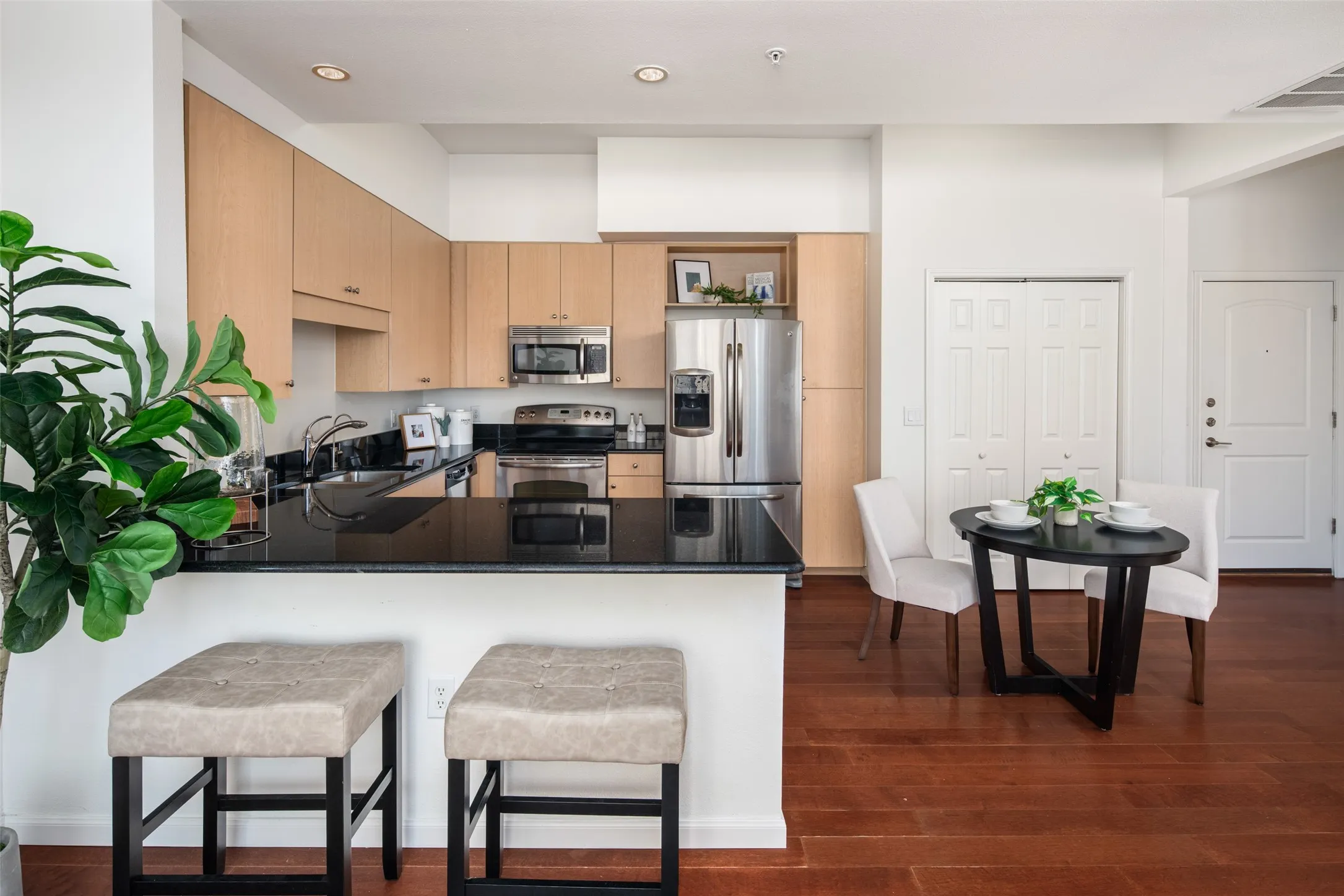 Condominium For Sale in Dallas County , 3225 Turtle Creek Boulevard 709, Dallas, Texas 75219, 2 Bedroom, 2 Bathroom, 2 Garage spaces, 1,242 Sqft, built in 1998, mls#21361757, Real Estate Agent in Dallas, Homes For Sale in Dallas county, Homes For Sale in Dallas, Realtor in Dallas Texas, Real Estate Brokerage Independent Realty Texas, Luminita Cordes Realtor