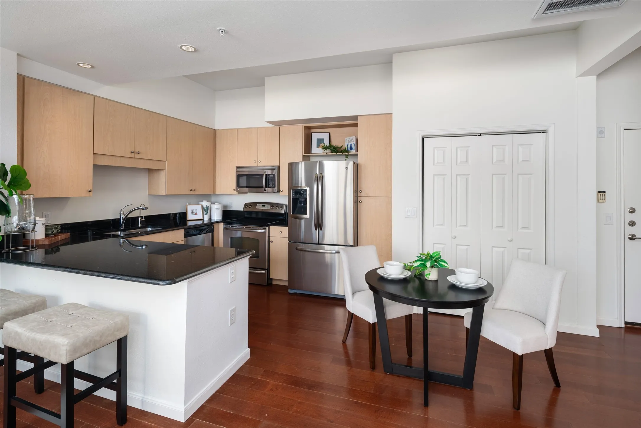 Condominium For Sale in Dallas County , 3225 Turtle Creek Boulevard 709, Dallas, Texas 75219, 2 Bedroom, 2 Bathroom, 2 Garage spaces, 1,242 Sqft, built in 1998, mls#21361757, Real Estate Agent in Dallas, Homes For Sale in Dallas county, Homes For Sale in Dallas, Realtor in Dallas Texas, Real Estate Brokerage Independent Realty Texas, Luminita Cordes Realtor