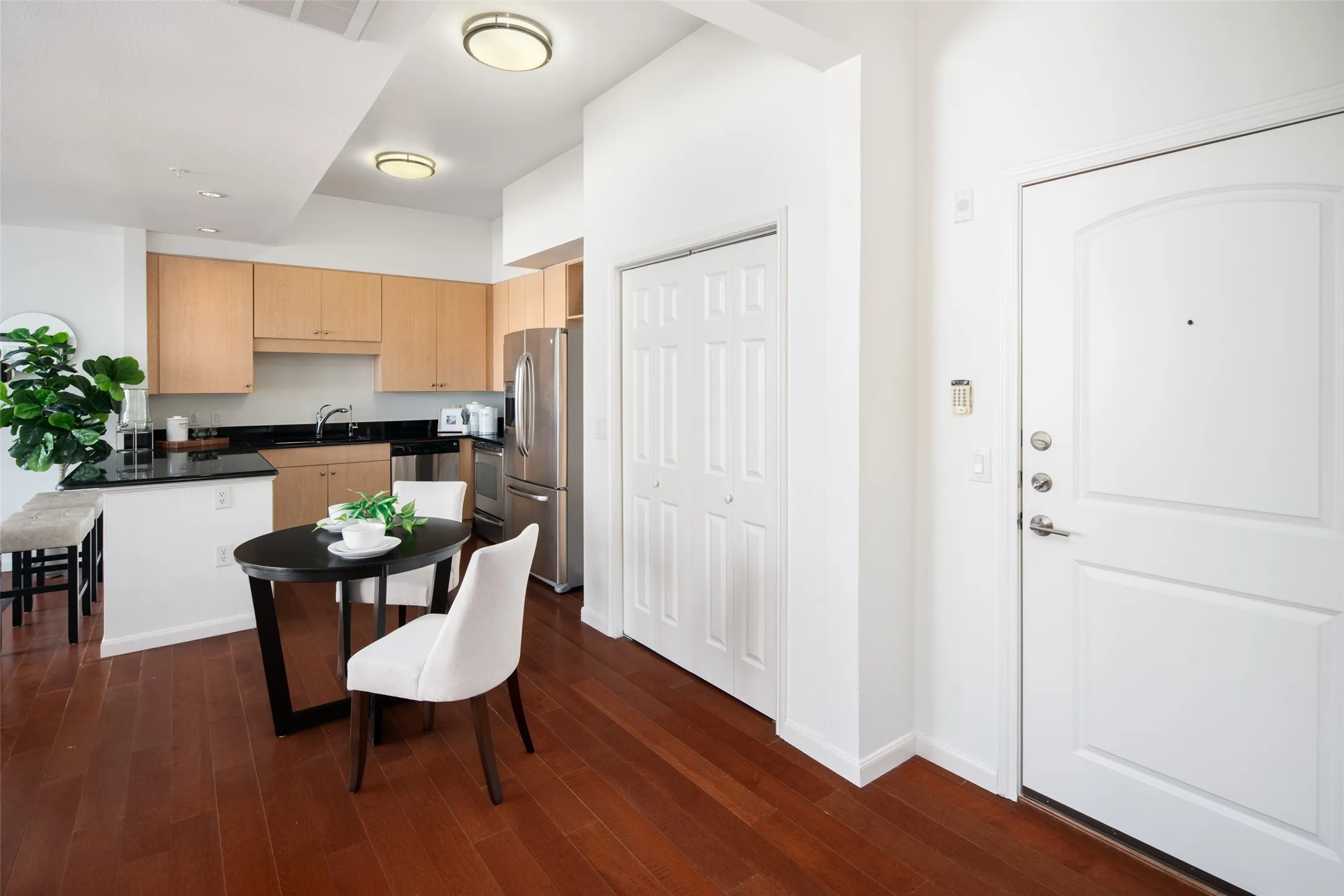 Condominium For Sale in Dallas County , 3225 Turtle Creek Boulevard 709, Dallas, Texas 75219, 2 Bedroom, 2 Bathroom, 2 Garage spaces, 1,242 Sqft, built in 1998, mls#21361757, Real Estate Agent in Dallas, Homes For Sale in Dallas county, Homes For Sale in Dallas, Realtor in Dallas Texas, Real Estate Brokerage Independent Realty Texas, Luminita Cordes Realtor