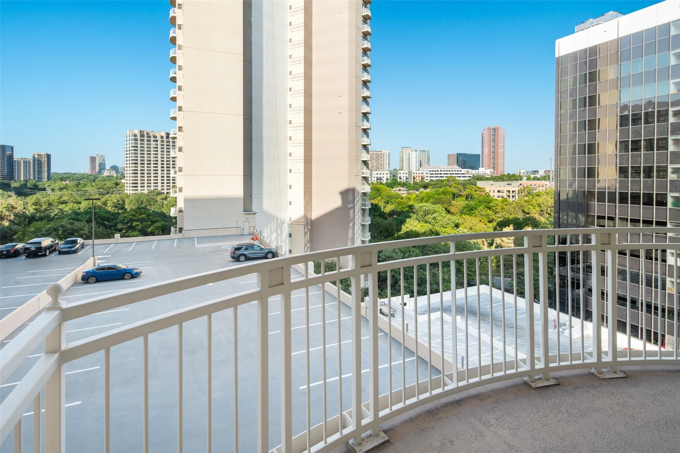 Condominium For Sale in Dallas County , 3225 Turtle Creek Boulevard 709, Dallas, Texas 75219, 2 Bedroom, 2 Bathroom, 2 Garage spaces, 1,242 Sqft, built in 1998, mls#21361757, Real Estate Agent in Dallas, Homes For Sale in Dallas county, Homes For Sale in Dallas, Realtor in Dallas Texas, Real Estate Brokerage Independent Realty Texas, Luminita Cordes Realtor