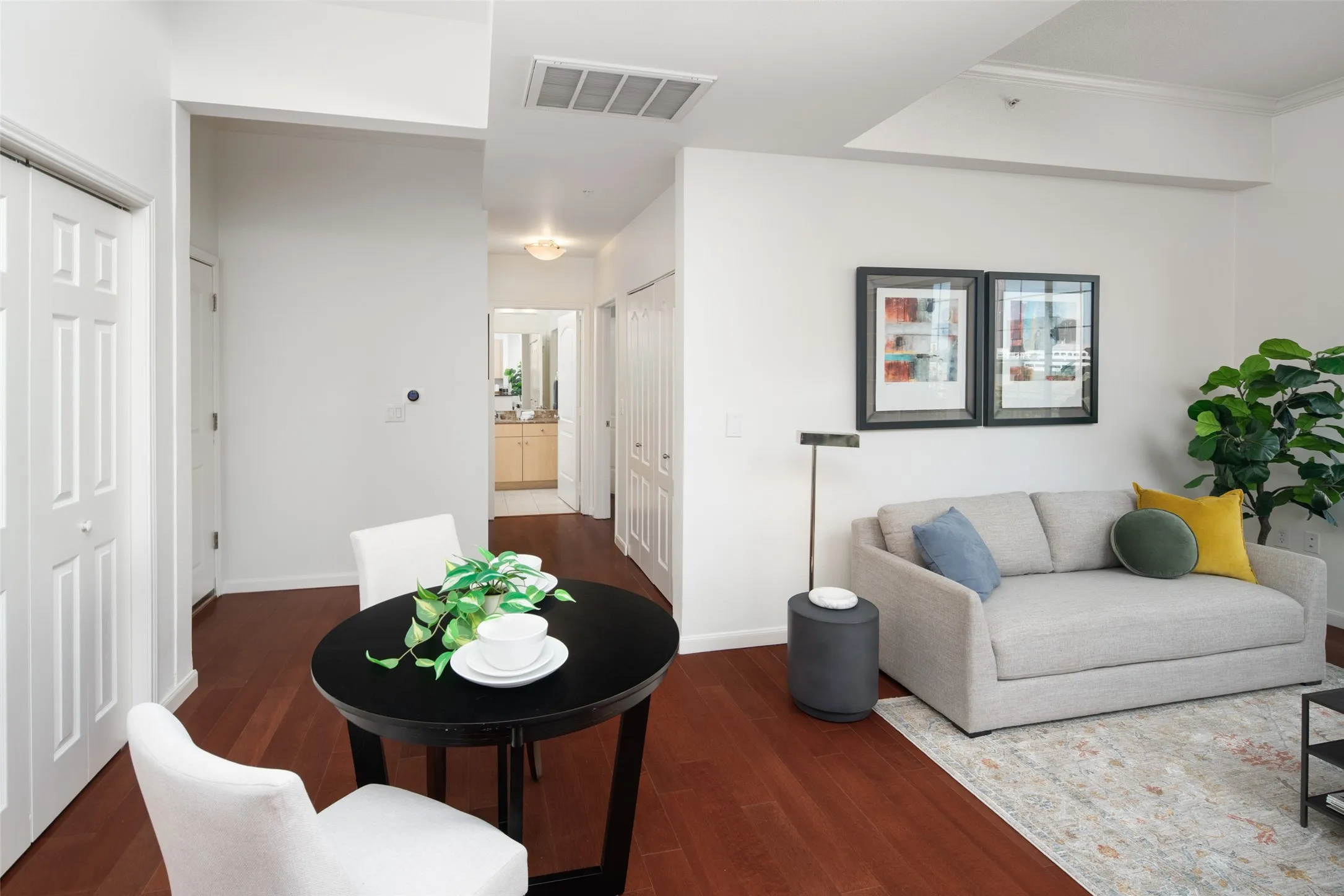 Condominium For Sale in Dallas County , 3225 Turtle Creek Boulevard 709, Dallas, Texas 75219, 2 Bedroom, 2 Bathroom, 2 Garage spaces, 1,242 Sqft, built in 1998, mls#21361757, Real Estate Agent in Dallas, Homes For Sale in Dallas county, Homes For Sale in Dallas, Realtor in Dallas Texas, Real Estate Brokerage Independent Realty Texas, Luminita Cordes Realtor