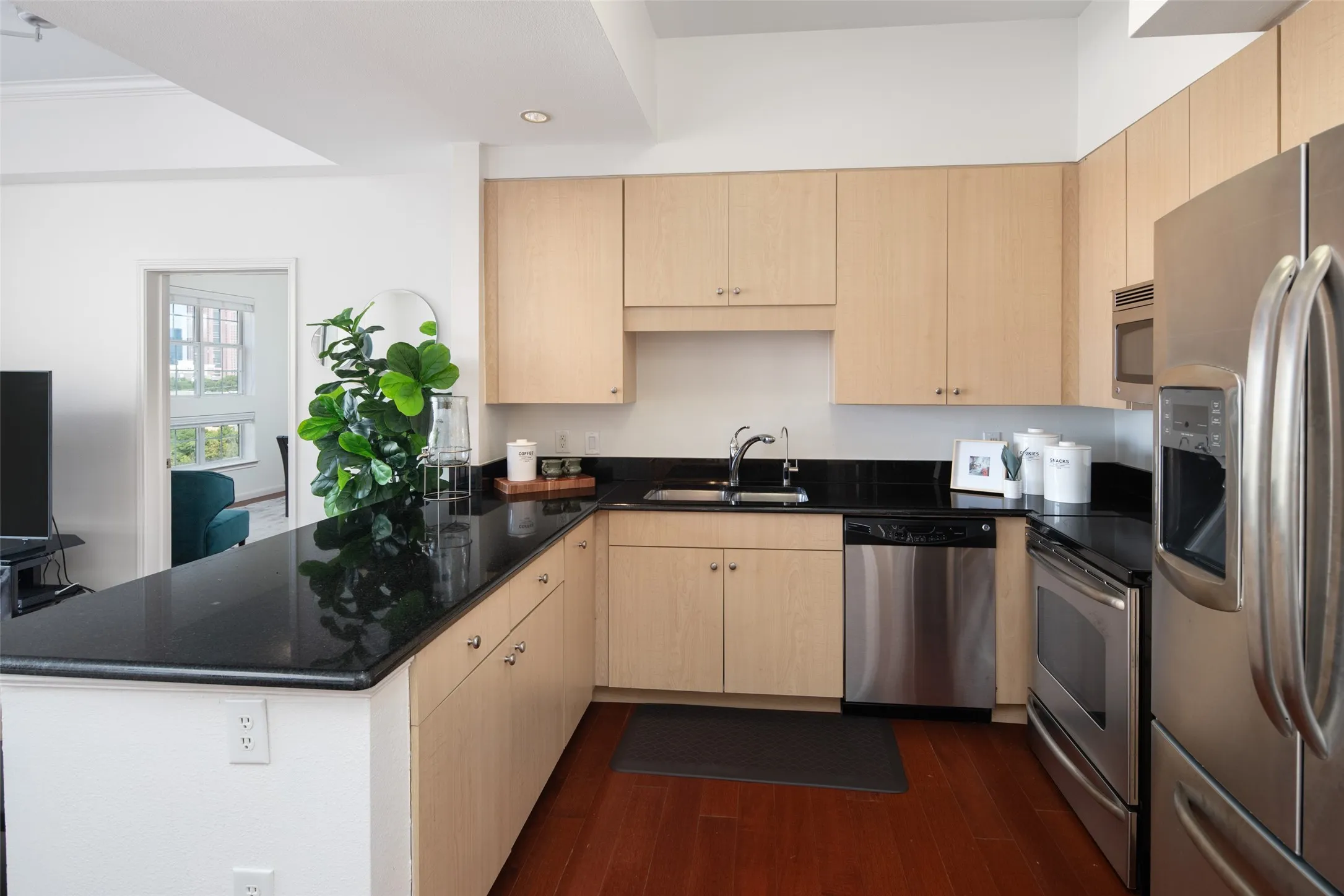 Condominium For Sale in Dallas County , 3225 Turtle Creek Boulevard 709, Dallas, Texas 75219, 2 Bedroom, 2 Bathroom, 2 Garage spaces, 1,242 Sqft, built in 1998, mls#21361757, Real Estate Agent in Dallas, Homes For Sale in Dallas county, Homes For Sale in Dallas, Realtor in Dallas Texas, Real Estate Brokerage Independent Realty Texas, Luminita Cordes Realtor