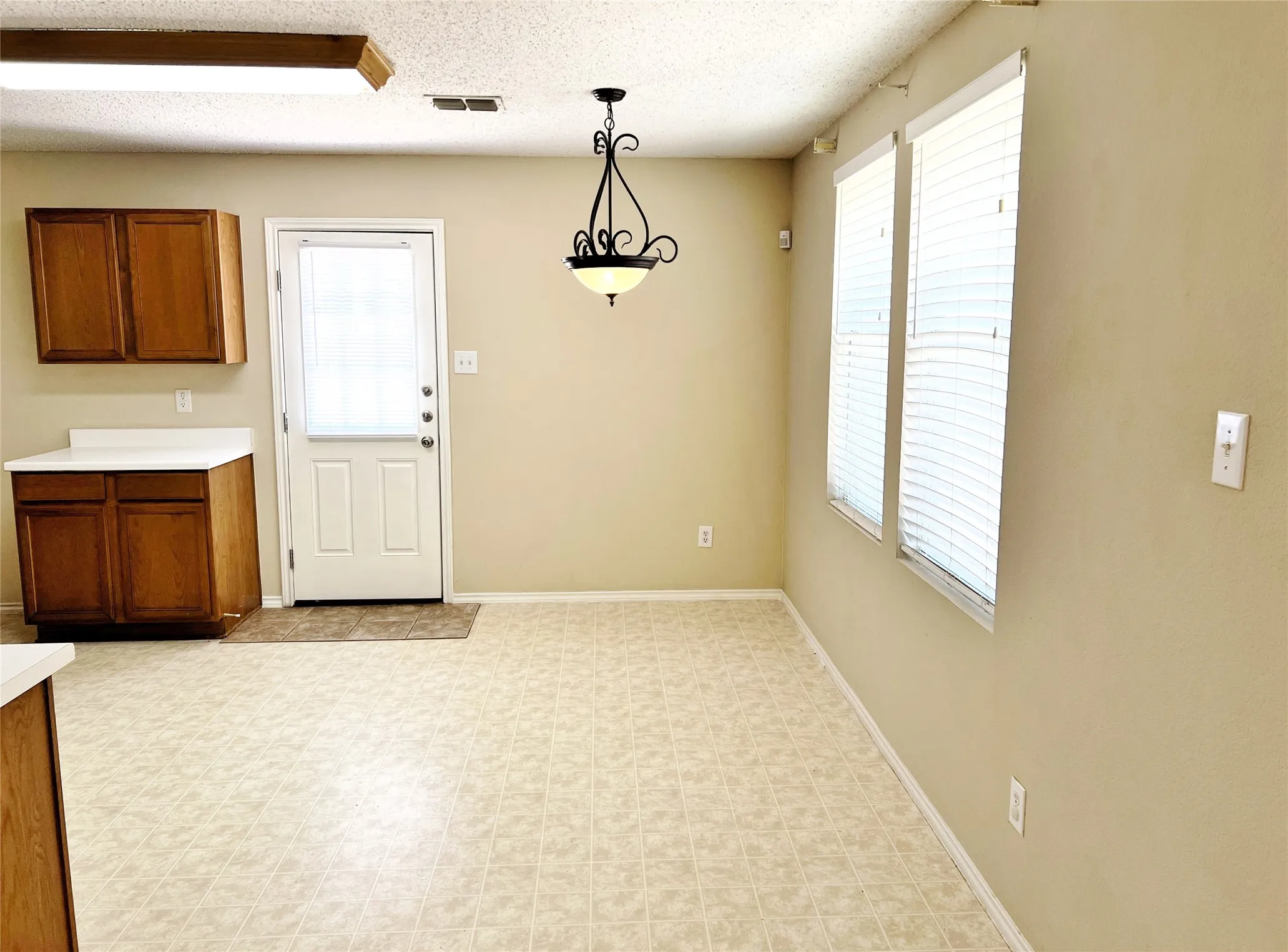 Single Family Residence For Rent in Denton County , 16556 Jasmine Springs Drive, Fort Worth, Texas 76247, 3 Bedroom, 2 Bathroom, 2 Garage spaces, 1,507 Sqft, built in 2005, mls#21368680, Real Estate Agent in Fort Worth, Homes For Rent in Denton county, Homes For Rent in Fort Worth, Realtor in Fort Worth Texas, Real Estate Brokerage Independent Realty Texas, Luminita Cordes Realtor