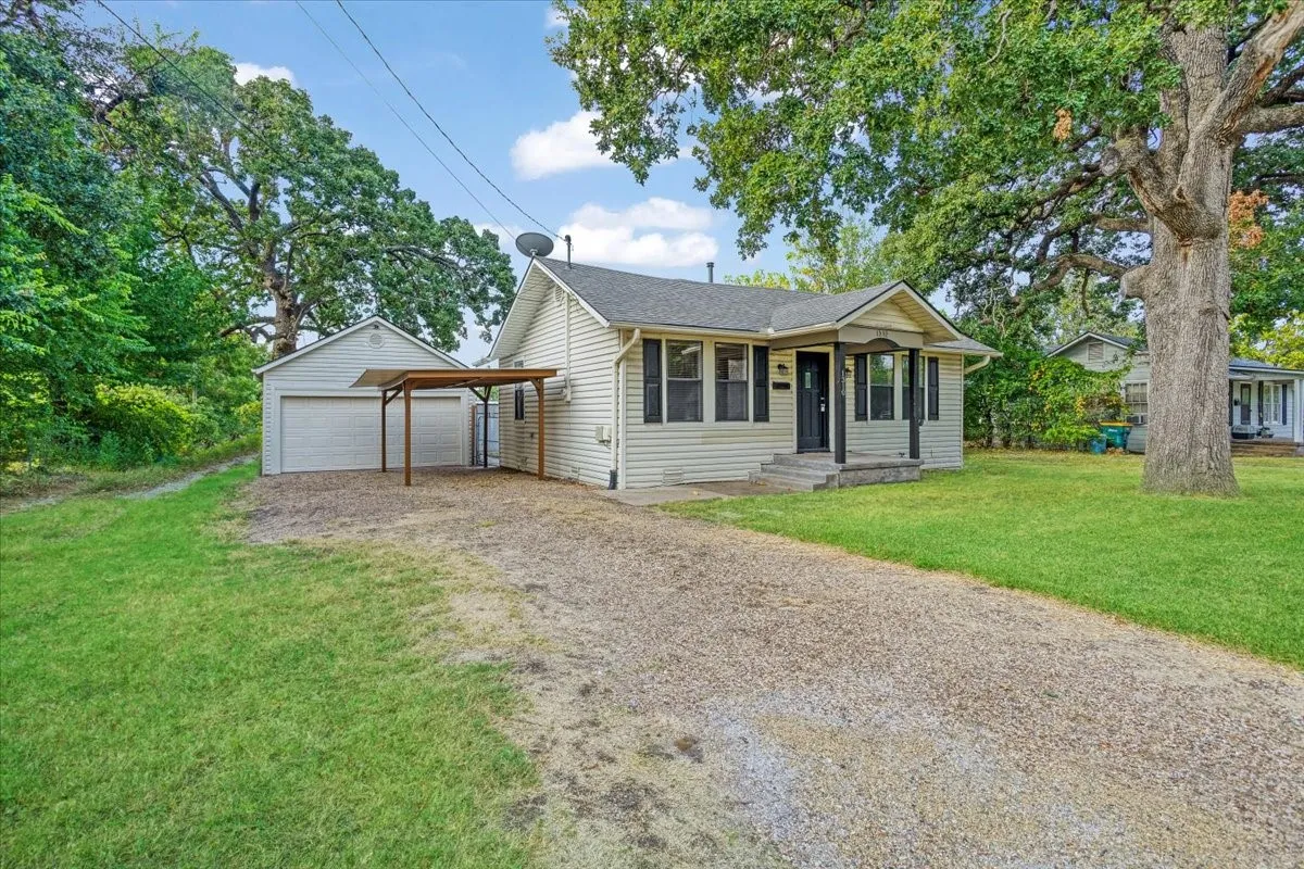 Single Family Residence For Sale in Grayson County , 1310 W Laurel Street, Sherman, Texas 75092, 2 Bedroom, 1 Bathroom, 2 Garage spaces, 819 Sqft, built in 1950, mls#21368678, Real Estate Agent in Sherman, Homes For Sale in Grayson county, Homes For Sale in Sherman, Realtor in Sherman Texas, Real Estate Brokerage Independent Realty Texas, Luminita Cordes Realtor