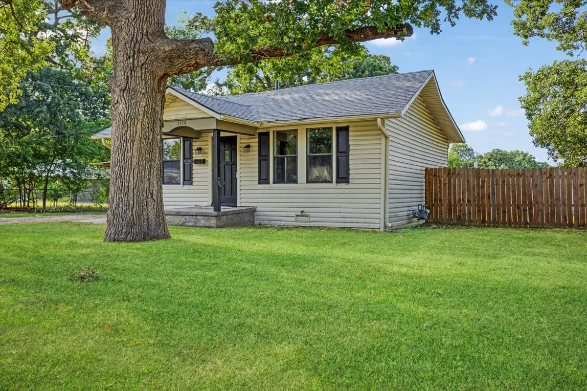 Single Family Residence For Sale in Grayson County , 1310 W Laurel Street, Sherman, Texas 75092, 2 Bedroom, 1 Bathroom, 2 Garage spaces, 819 Sqft, built in 1950, mls#21368678, Real Estate Agent in Sherman, Homes For Sale in Grayson county, Homes For Sale in Sherman, Realtor in Sherman Texas, Real Estate Brokerage Independent Realty Texas, Luminita Cordes Realtor