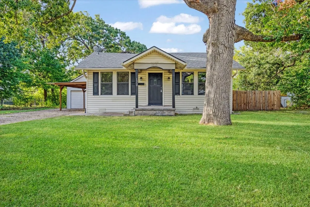 Single Family Residence For Sale in Grayson County , 1310 W Laurel Street, Sherman, Texas 75092, 2 Bedroom, 1 Bathroom, 2 Garage spaces, 819 Sqft, built in 1950, mls#21368678, Real Estate Agent in Sherman, Homes For Sale in Grayson county, Homes For Sale in Sherman, Realtor in Sherman Texas, Real Estate Brokerage Independent Realty Texas, Luminita Cordes Realtor