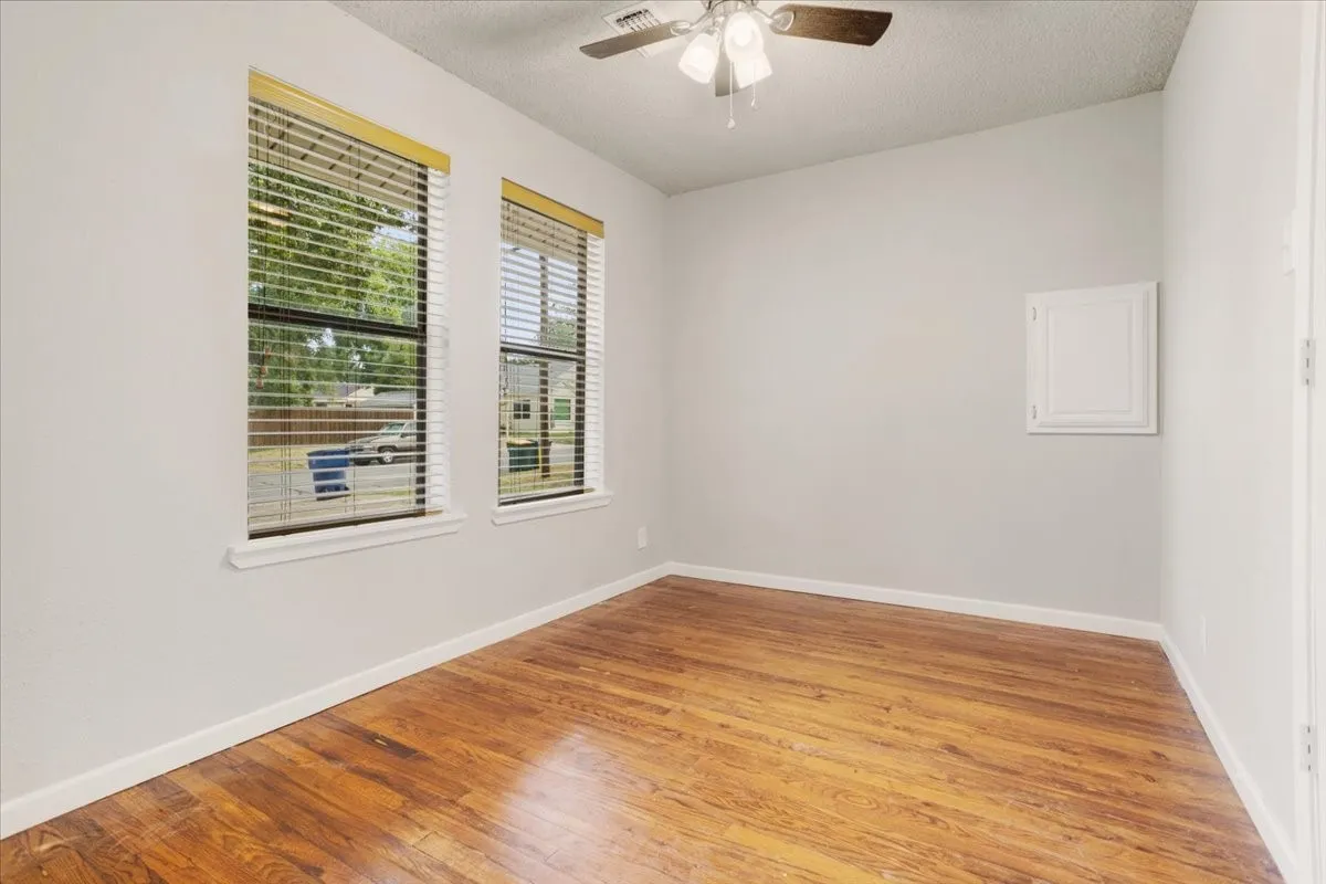 Single Family Residence For Sale in Grayson County , 1310 W Laurel Street, Sherman, Texas 75092, 2 Bedroom, 1 Bathroom, 2 Garage spaces, 819 Sqft, built in 1950, mls#21368678, Real Estate Agent in Sherman, Homes For Sale in Grayson county, Homes For Sale in Sherman, Realtor in Sherman Texas, Real Estate Brokerage Independent Realty Texas, Luminita Cordes Realtor