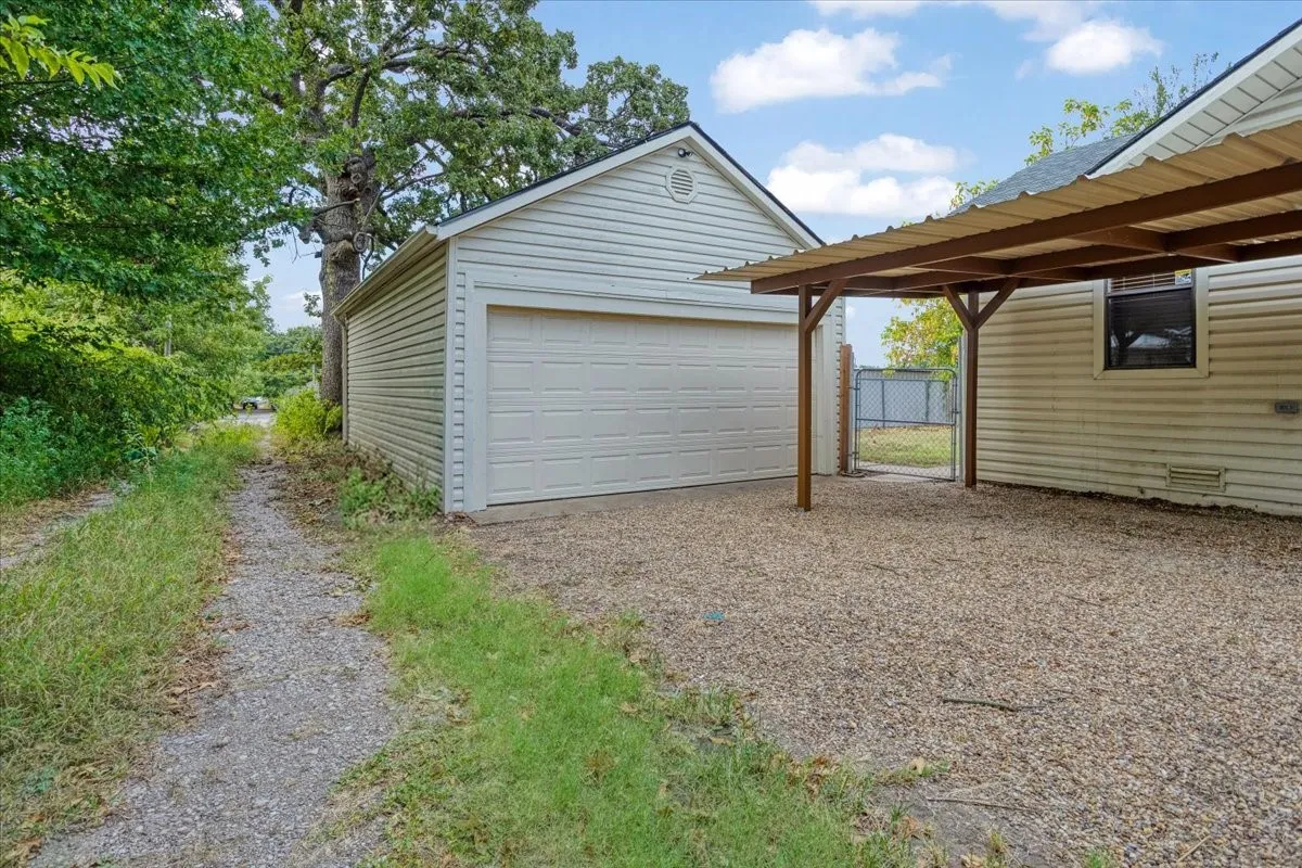 Single Family Residence For Sale in Grayson County , 1310 W Laurel Street, Sherman, Texas 75092, 2 Bedroom, 1 Bathroom, 2 Garage spaces, 819 Sqft, built in 1950, mls#21368678, Real Estate Agent in Sherman, Homes For Sale in Grayson county, Homes For Sale in Sherman, Realtor in Sherman Texas, Real Estate Brokerage Independent Realty Texas, Luminita Cordes Realtor